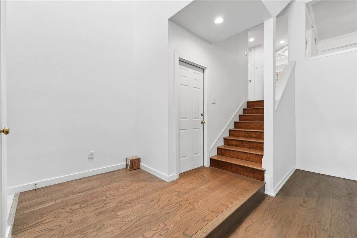 Townhouse For Rent in Dallas County , 3618 Gillespie Street 102, Dallas, Texas 75219, 3 Bedroom, 3 Bathroom, 2 Garage spaces, 1,835 Sqft, built in 1975, mls#21306204, Real Estate Agent in Dallas, Homes For Rent in Dallas county, Homes For Rent in Dallas, Realtor in Dallas Texas, Real Estate Brokerage Independent Realty Texas, Luminita Cordes Realtor
