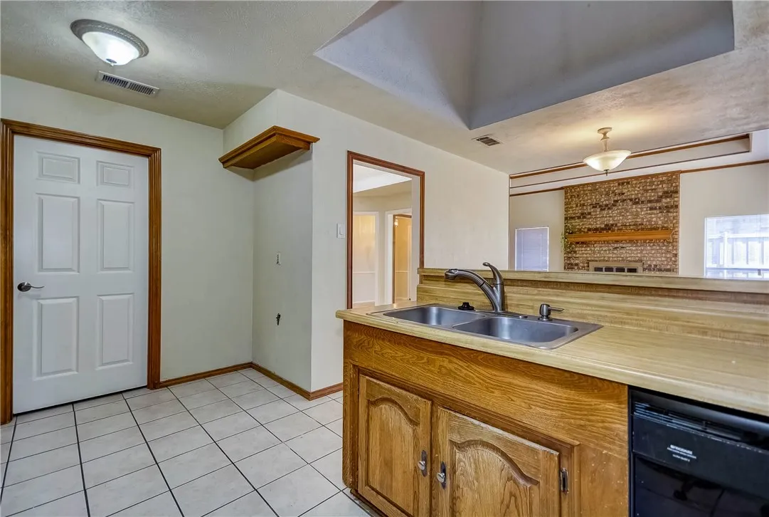 Duplex For Rent in Collin County , 1104 Wimbledon Lane, Plano, Texas 75075, 3 Bedroom, 2 Bathroom, 2 Garage spaces, 1,714 Sqft, built in 1984, mls#21305740, Real Estate Agent in Plano, Homes For Rent in Collin county, Homes For Rent in Plano, Realtor in Plano Texas, Real Estate Brokerage Independent Realty Texas, Luminita Cordes Realtor