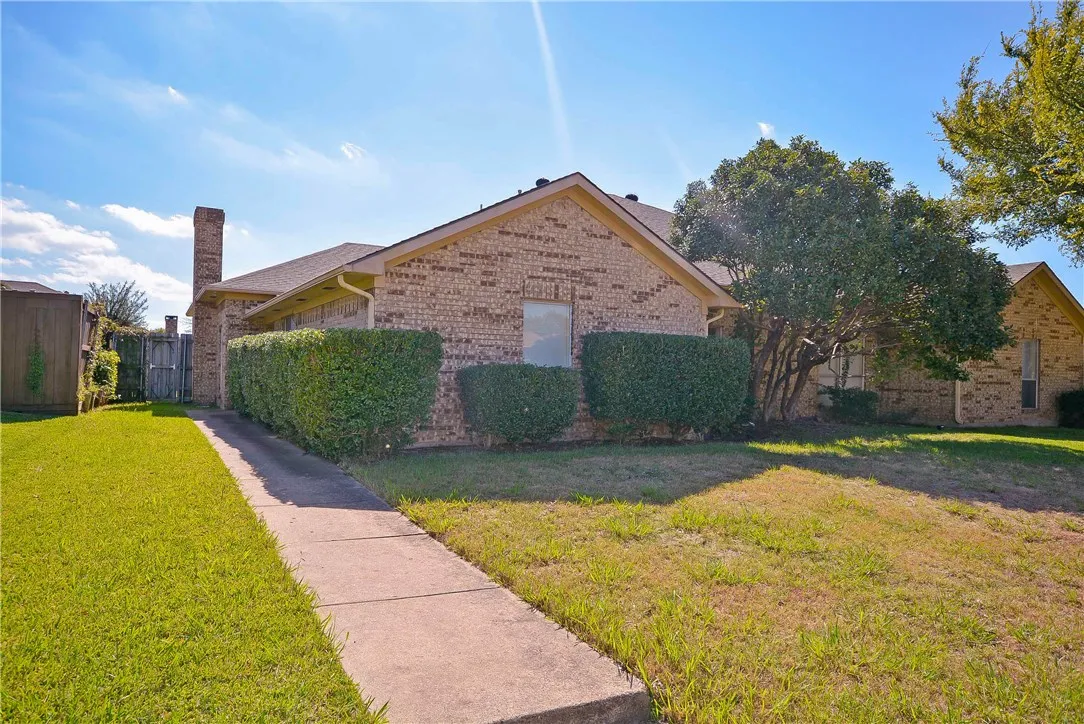 Duplex For Rent in Collin County , 1104 Wimbledon Lane, Plano, Texas 75075, 3 Bedroom, 2 Bathroom, 2 Garage spaces, 1,714 Sqft, built in 1984, mls#21305740, Real Estate Agent in Plano, Homes For Rent in Collin county, Homes For Rent in Plano, Realtor in Plano Texas, Real Estate Brokerage Independent Realty Texas, Luminita Cordes Realtor