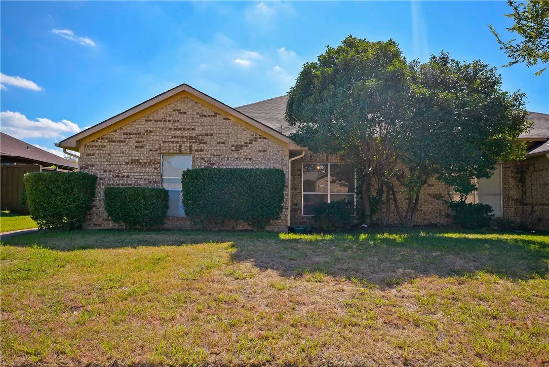 Duplex For Rent in Collin County , 1104 Wimbledon Lane, Plano, Texas 75075, 3 Bedroom, 2 Bathroom, 2 Garage spaces, 1,714 Sqft, built in 1984, mls#21305740, Real Estate Agent in Plano, Homes For Rent in Collin county, Homes For Rent in Plano, Realtor in Plano Texas, Real Estate Brokerage Independent Realty Texas, Luminita Cordes Realtor