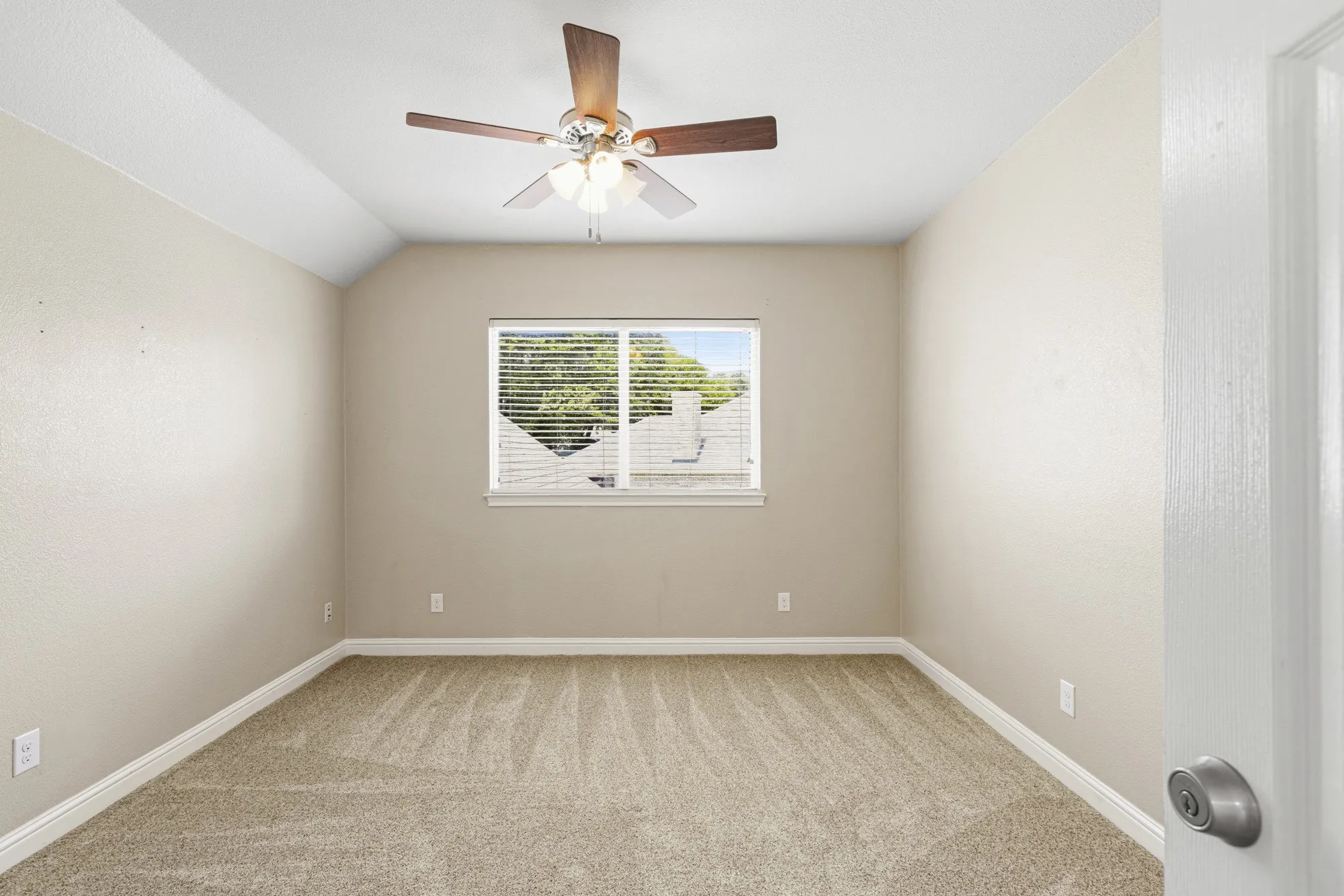 Single Family Residence For Sale in Tarrant County , 308 Leeward Circle, Azle, Texas 76020, 4 Bedroom, 3 Bathroom, 2 Garage spaces, 2,994 Sqft, built in 1999, mls#21306321, Real Estate Agent in Azle, Homes For Sale in Tarrant county, Homes For Sale in Azle, Realtor in Azle Texas, Real Estate Brokerage Independent Realty Texas, Luminita Cordes Realtor