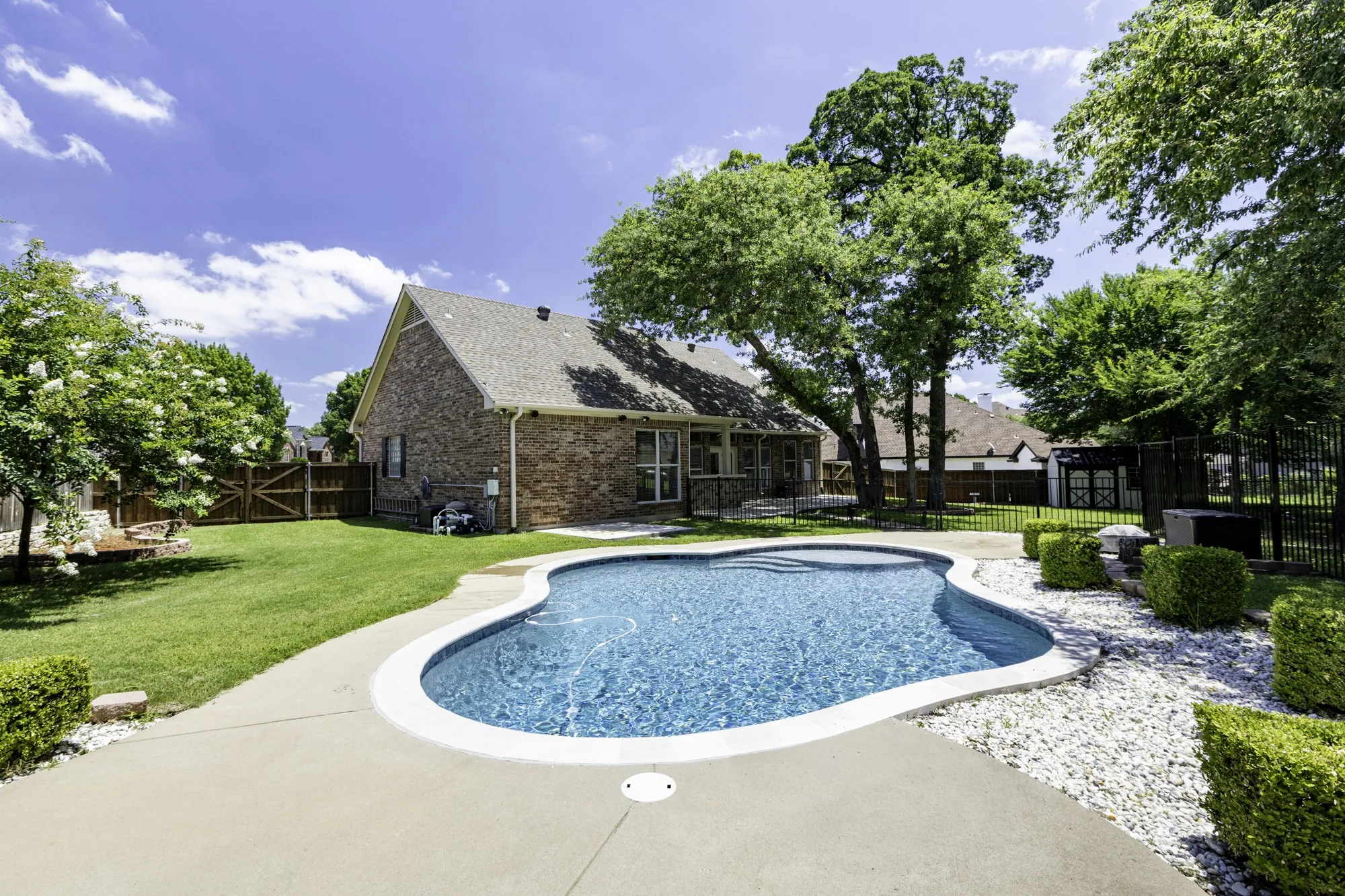 Single Family Residence For Sale in Tarrant County , 308 Leeward Circle, Azle, Texas 76020, 4 Bedroom, 3 Bathroom, 2 Garage spaces, 2,994 Sqft, built in 1999, mls#21306321, Real Estate Agent in Azle, Homes For Sale in Tarrant county, Homes For Sale in Azle, Realtor in Azle Texas, Real Estate Brokerage Independent Realty Texas, Luminita Cordes Realtor