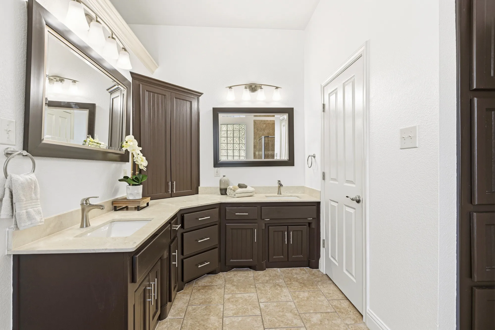 Single Family Residence For Sale in Tarrant County , 308 Leeward Circle, Azle, Texas 76020, 4 Bedroom, 3 Bathroom, 2 Garage spaces, 2,994 Sqft, built in 1999, mls#21306321, Real Estate Agent in Azle, Homes For Sale in Tarrant county, Homes For Sale in Azle, Realtor in Azle Texas, Real Estate Brokerage Independent Realty Texas, Luminita Cordes Realtor