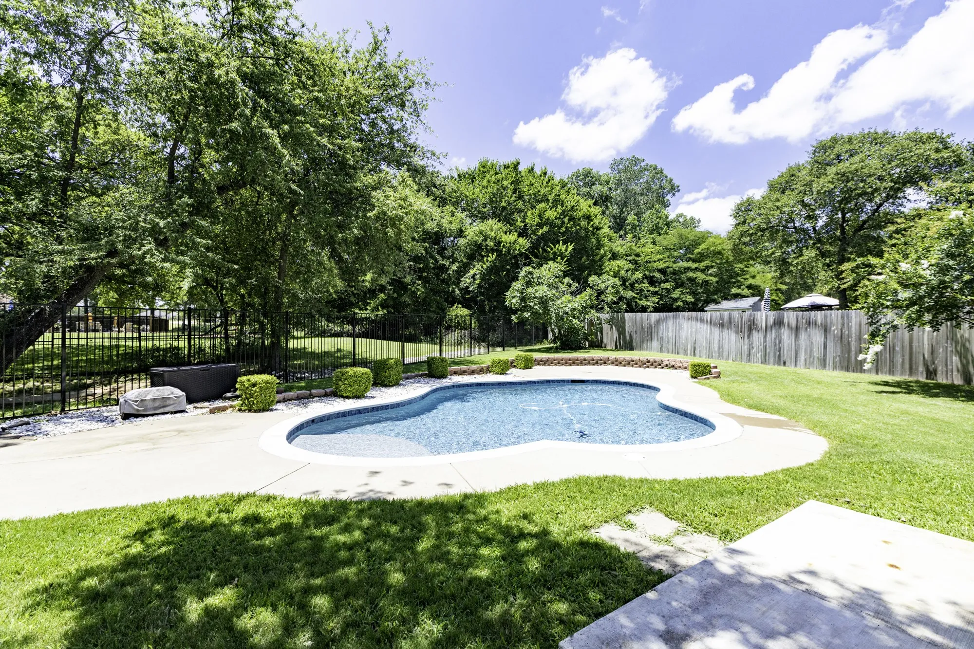Single Family Residence For Sale in Tarrant County , 308 Leeward Circle, Azle, Texas 76020, 4 Bedroom, 3 Bathroom, 2 Garage spaces, 2,994 Sqft, built in 1999, mls#21306321, Real Estate Agent in Azle, Homes For Sale in Tarrant county, Homes For Sale in Azle, Realtor in Azle Texas, Real Estate Brokerage Independent Realty Texas, Luminita Cordes Realtor