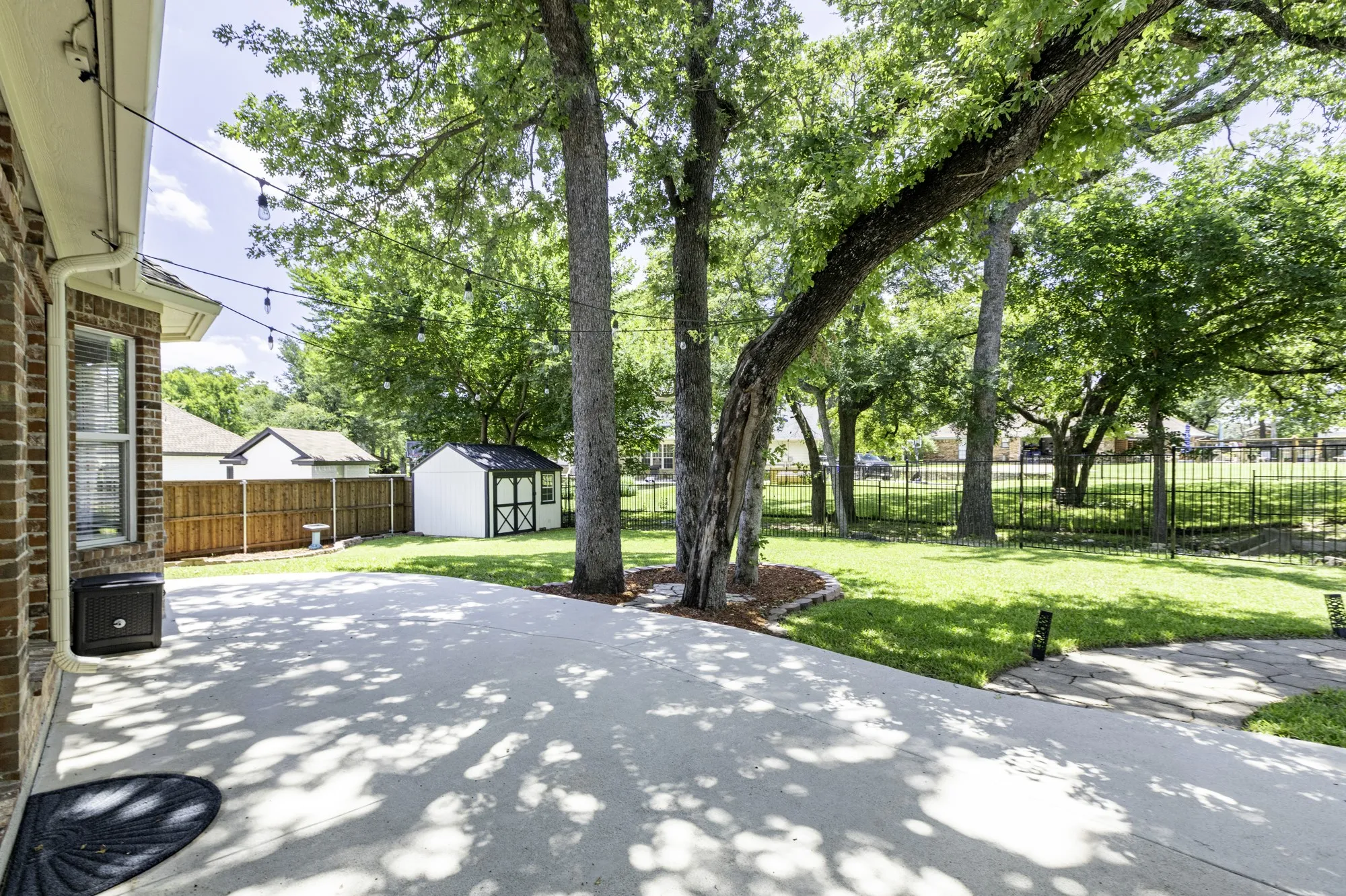Single Family Residence For Sale in Tarrant County , 308 Leeward Circle, Azle, Texas 76020, 4 Bedroom, 3 Bathroom, 2 Garage spaces, 2,994 Sqft, built in 1999, mls#21306321, Real Estate Agent in Azle, Homes For Sale in Tarrant county, Homes For Sale in Azle, Realtor in Azle Texas, Real Estate Brokerage Independent Realty Texas, Luminita Cordes Realtor