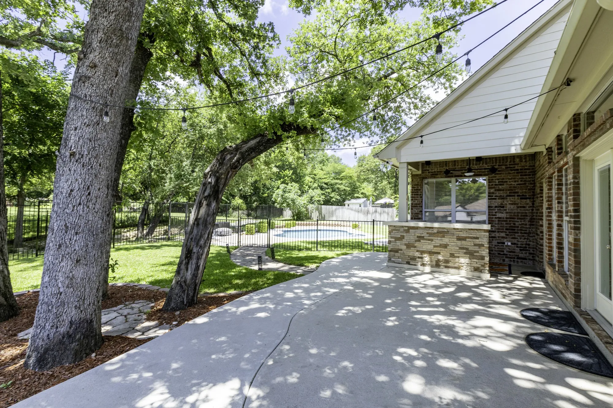 Single Family Residence For Sale in Tarrant County , 308 Leeward Circle, Azle, Texas 76020, 4 Bedroom, 3 Bathroom, 2 Garage spaces, 2,994 Sqft, built in 1999, mls#21306321, Real Estate Agent in Azle, Homes For Sale in Tarrant county, Homes For Sale in Azle, Realtor in Azle Texas, Real Estate Brokerage Independent Realty Texas, Luminita Cordes Realtor