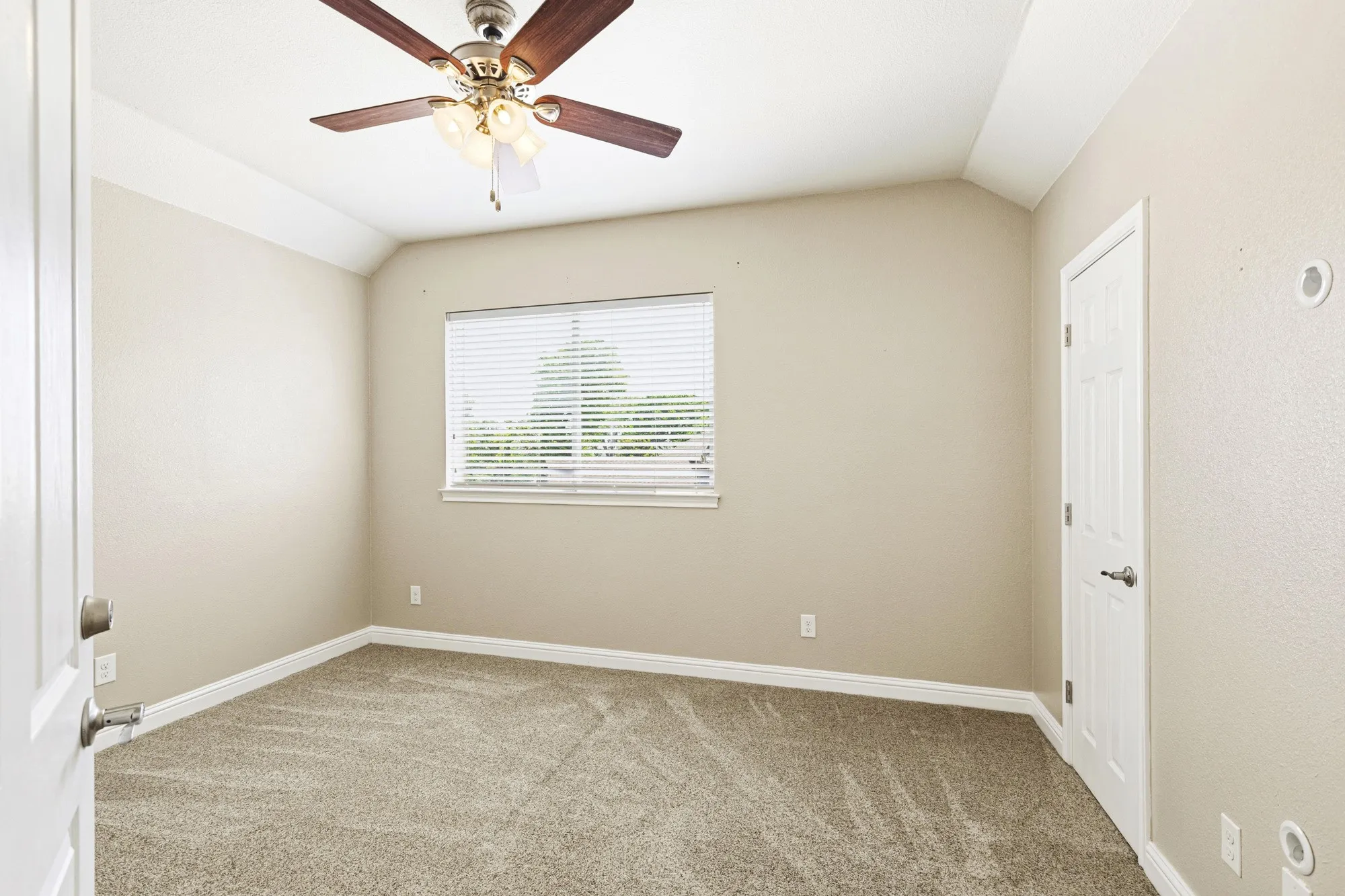 Single Family Residence For Sale in Tarrant County , 308 Leeward Circle, Azle, Texas 76020, 4 Bedroom, 3 Bathroom, 2 Garage spaces, 2,994 Sqft, built in 1999, mls#21306321, Real Estate Agent in Azle, Homes For Sale in Tarrant county, Homes For Sale in Azle, Realtor in Azle Texas, Real Estate Brokerage Independent Realty Texas, Luminita Cordes Realtor