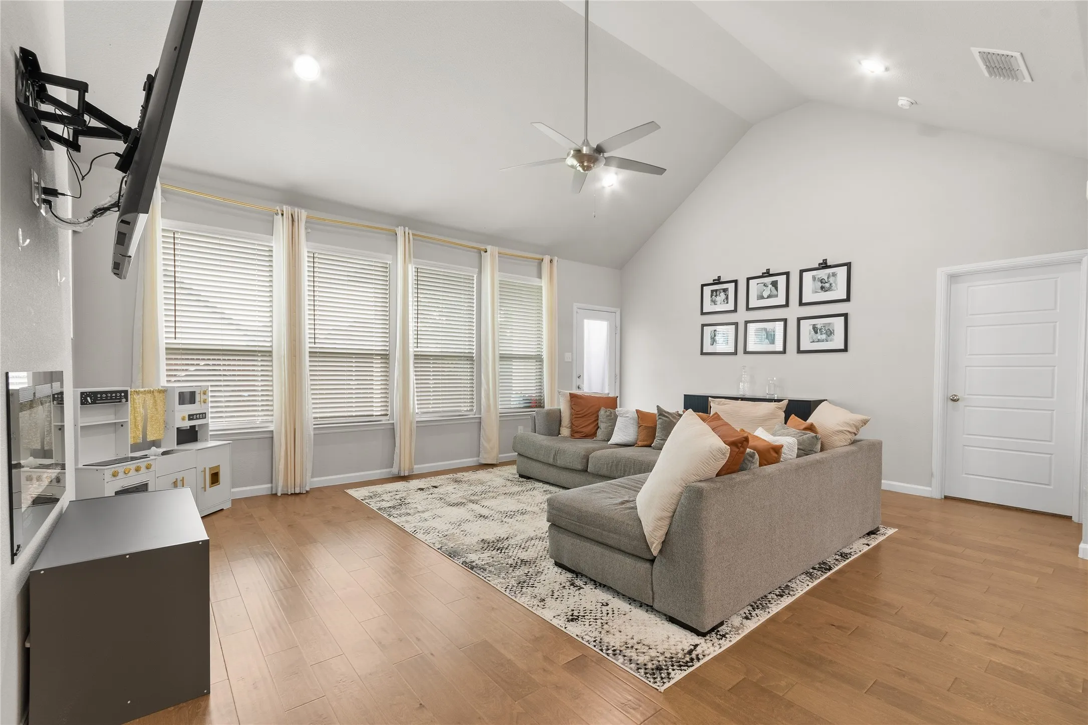 Single Family Residence For Sale in Ellis County , 352 Boone Drive, Waxahachie, Texas 75165, 4 Bedrooms, 3 Bathrooms, 2 Garage spaces, 2,245 Sqft, built in 2021, Price $390,000, mls#21305081, Real Estate Agent in Waxahachie, Homes For Sale in Ellis county, Homes For Sale in Waxahachie, Realtor in Waxahachie Texas, Real Estate Brokerage Independent Realty Texas, Luminita Cordes Realtor