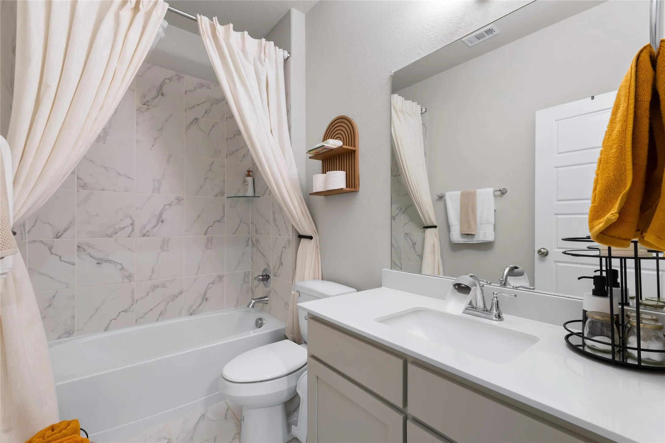 Single Family Residence For Sale in Ellis County , 352 Boone Drive, Waxahachie, Texas 75165, 4 Bedrooms, 3 Bathrooms, 2 Garage spaces, 2,245 Sqft, built in 2021, Price $390,000, mls#21305081, Real Estate Agent in Waxahachie, Homes For Sale in Ellis county, Homes For Sale in Waxahachie, Realtor in Waxahachie Texas, Real Estate Brokerage Independent Realty Texas, Luminita Cordes Realtor