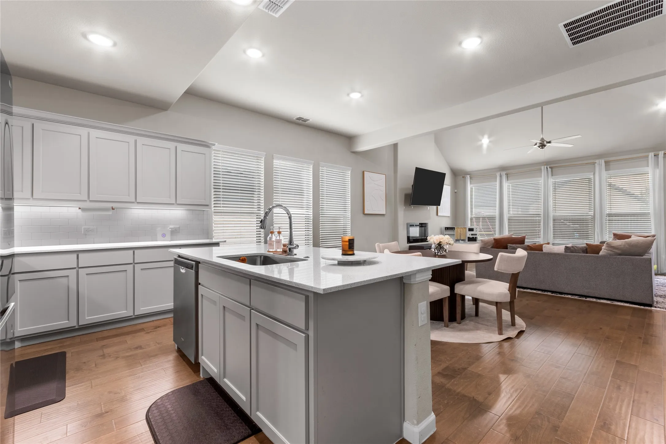 Single Family Residence For Sale in Ellis County , 352 Boone Drive, Waxahachie, Texas 75165, 4 Bedrooms, 3 Bathrooms, 2 Garage spaces, 2,245 Sqft, built in 2021, Price $390,000, mls#21305081, Real Estate Agent in Waxahachie, Homes For Sale in Ellis county, Homes For Sale in Waxahachie, Realtor in Waxahachie Texas, Real Estate Brokerage Independent Realty Texas, Luminita Cordes Realtor