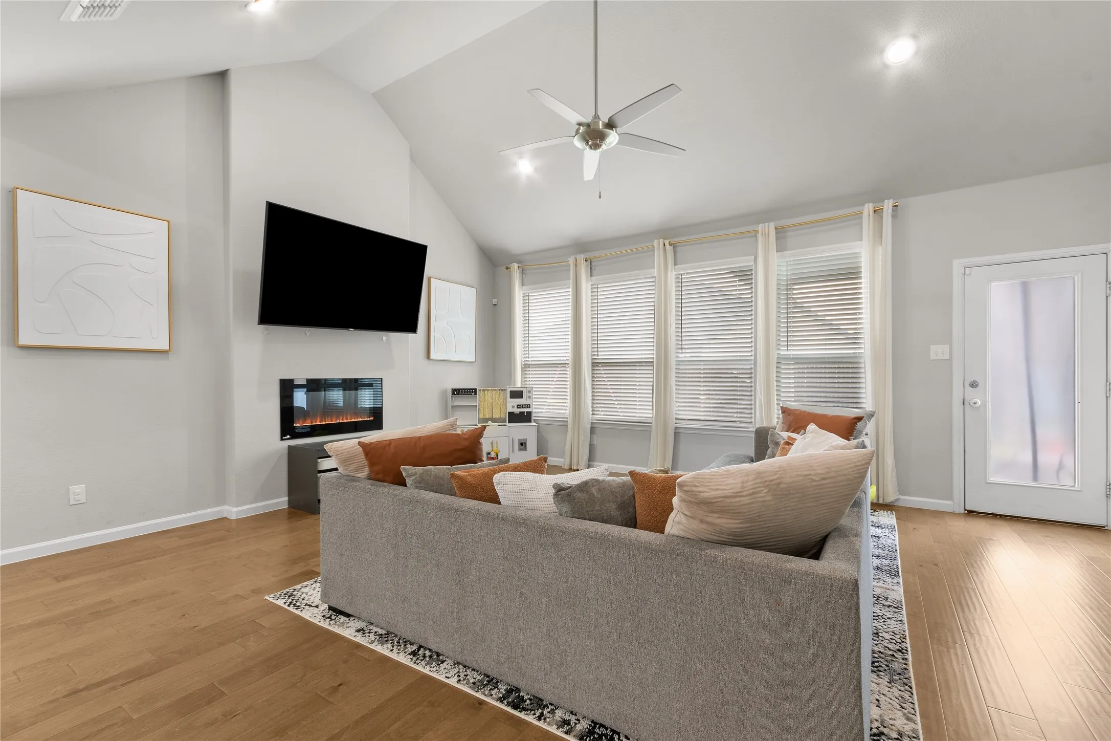 Single Family Residence For Sale in Ellis County , 352 Boone Drive, Waxahachie, Texas 75165, 4 Bedrooms, 3 Bathrooms, 2 Garage spaces, 2,245 Sqft, built in 2021, Price $390,000, mls#21305081, Real Estate Agent in Waxahachie, Homes For Sale in Ellis county, Homes For Sale in Waxahachie, Realtor in Waxahachie Texas, Real Estate Brokerage Independent Realty Texas, Luminita Cordes Realtor