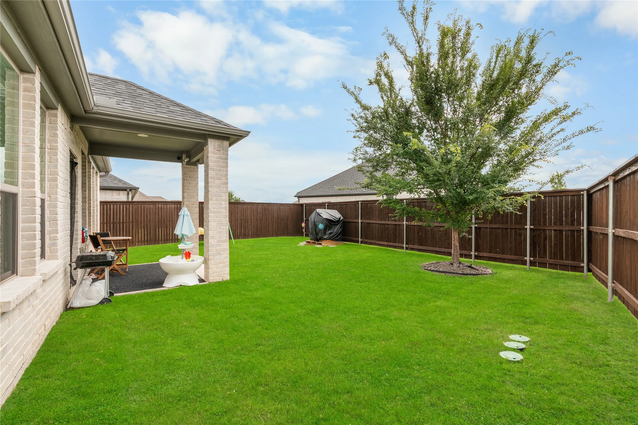 Single Family Residence For Sale in Ellis County , 352 Boone Drive, Waxahachie, Texas 75165, 4 Bedrooms, 3 Bathrooms, 2 Garage spaces, 2,245 Sqft, built in 2021, Price $390,000, mls#21305081, Real Estate Agent in Waxahachie, Homes For Sale in Ellis county, Homes For Sale in Waxahachie, Realtor in Waxahachie Texas, Real Estate Brokerage Independent Realty Texas, Luminita Cordes Realtor