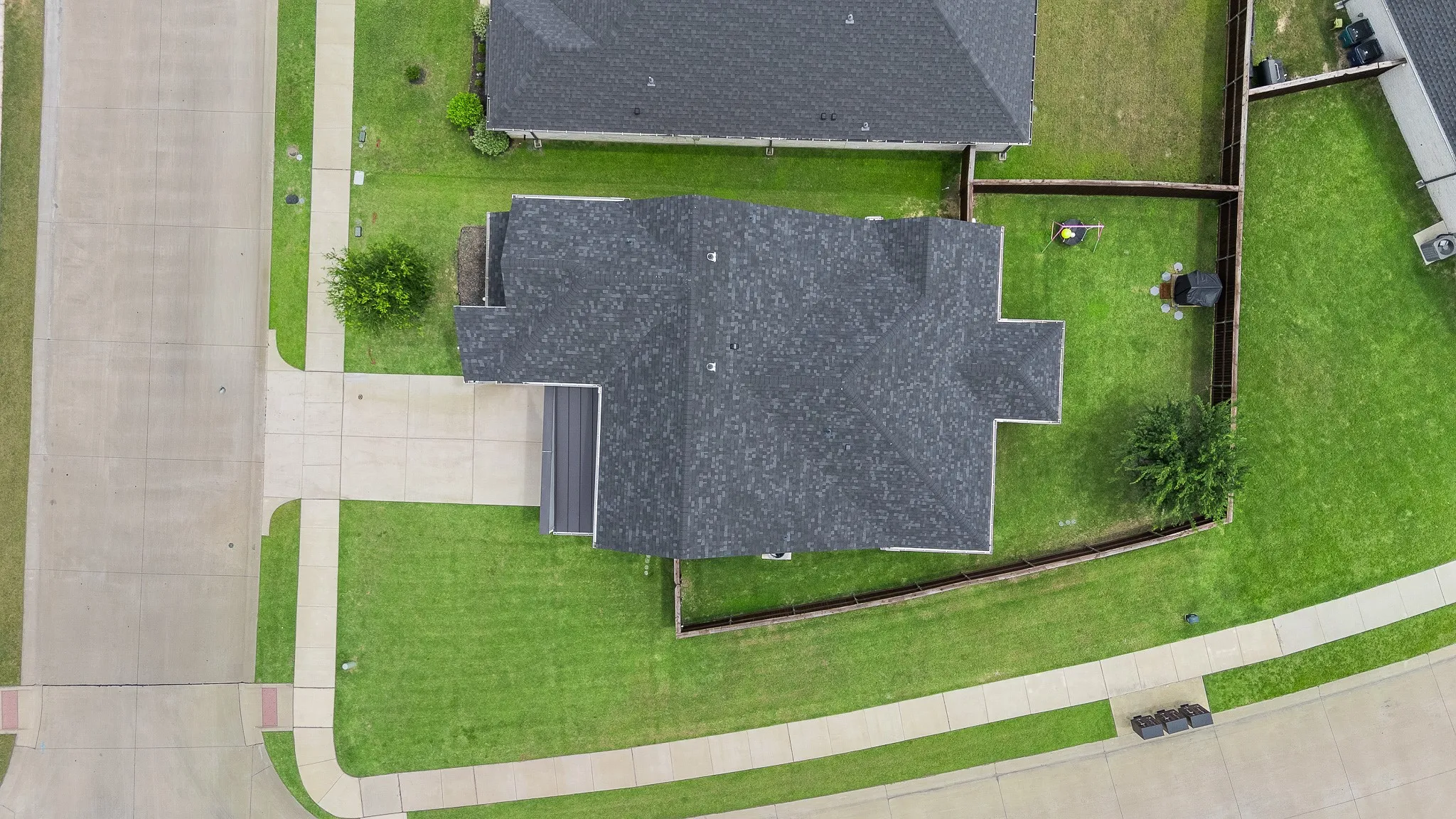 Single Family Residence For Sale in Ellis County , 352 Boone Drive, Waxahachie, Texas 75165, 4 Bedrooms, 3 Bathrooms, 2 Garage spaces, 2,245 Sqft, built in 2021, Price $390,000, mls#21305081, Real Estate Agent in Waxahachie, Homes For Sale in Ellis county, Homes For Sale in Waxahachie, Realtor in Waxahachie Texas, Real Estate Brokerage Independent Realty Texas, Luminita Cordes Realtor
