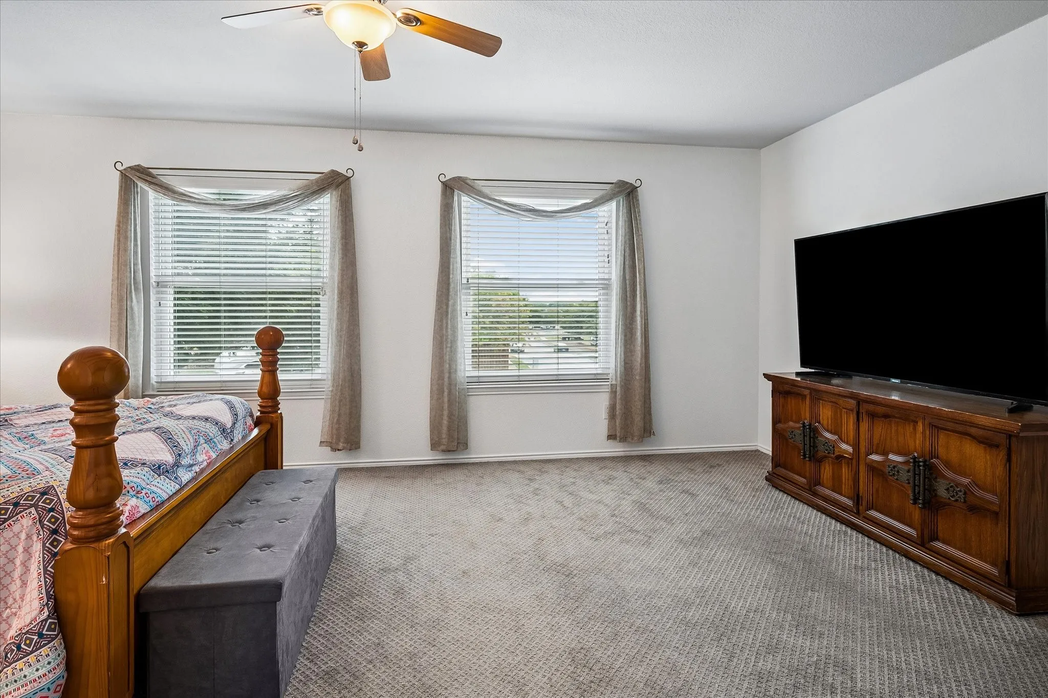 Recessed ceiling fan with integrated lighting