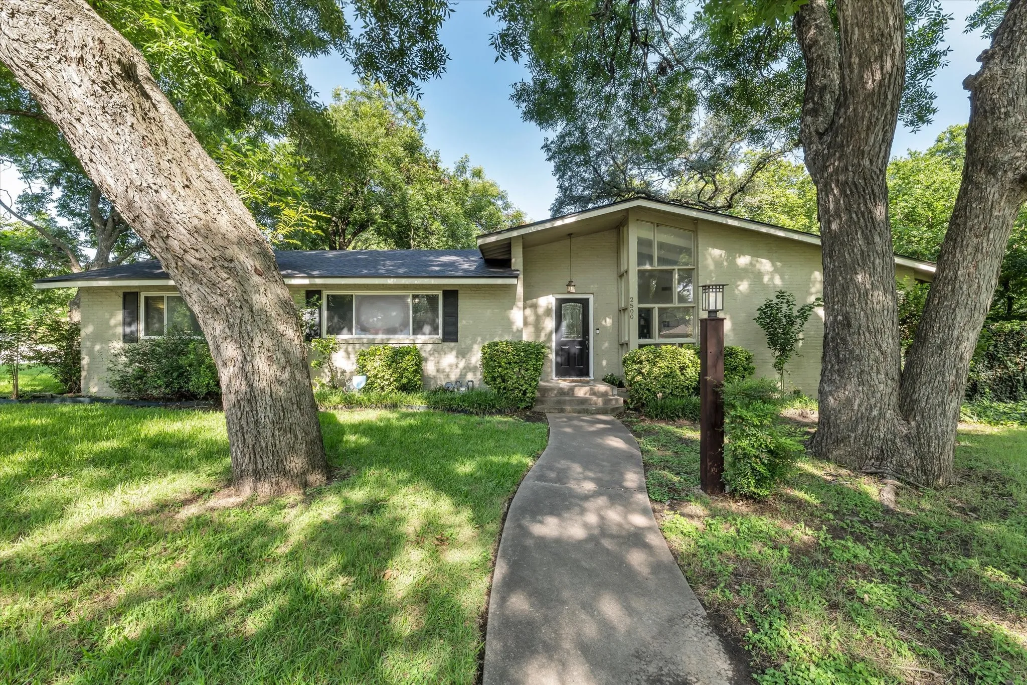 Single Family Residence For Sale in Mc Lennan County , 2500 N 42nd Street, Waco, Texas 76710, 3 Bedroom, 2 Bathroom, Garage spaces, 1,728 Sqft, built in 1956, mls#21306809, Real Estate Agent in Waco, Homes For Sale in Mc Lennan county, Homes For Sale in Waco, Realtor in Waco Texas, Real Estate Brokerage Independent Realty Texas, Luminita Cordes Realtor