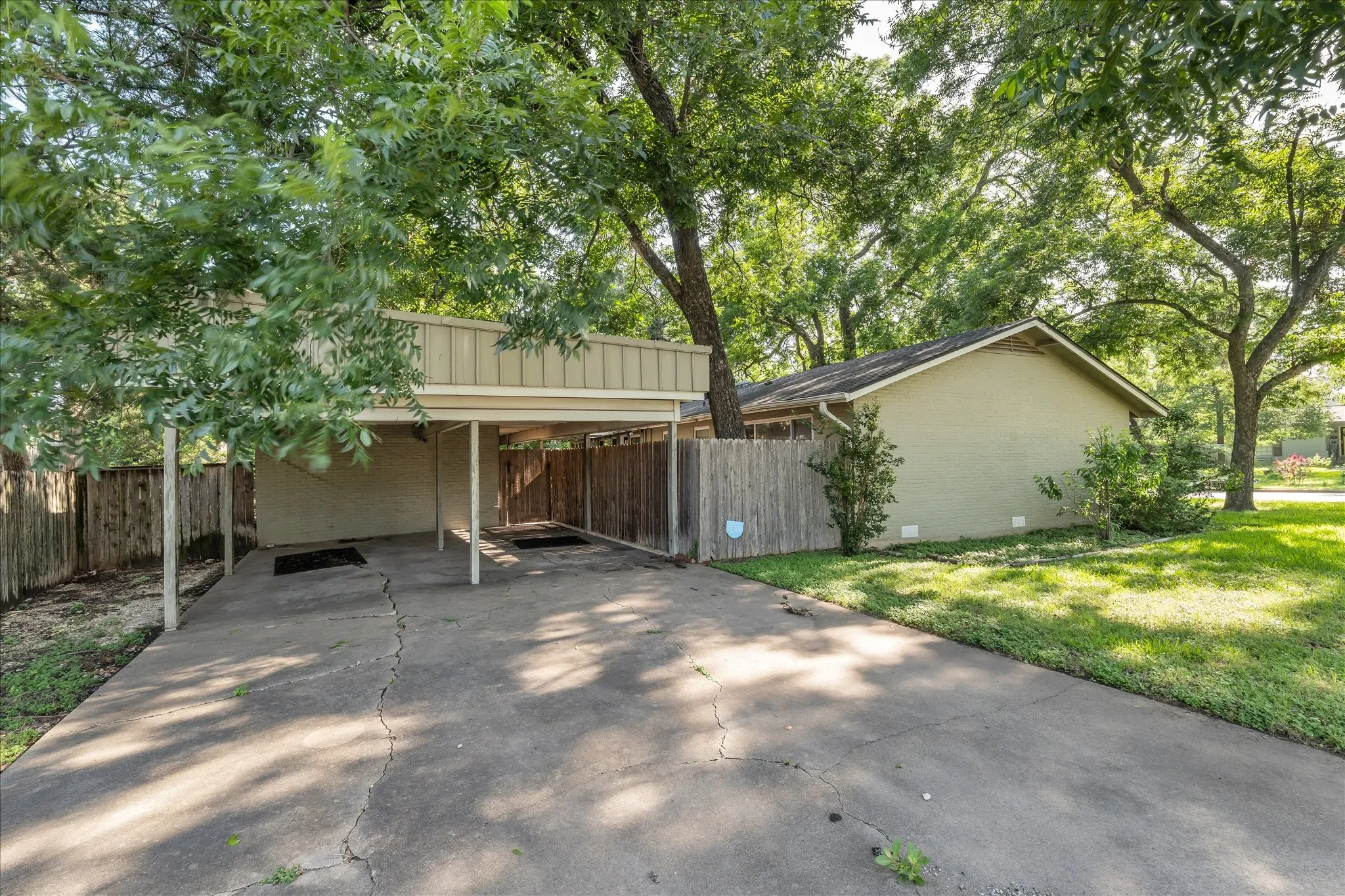 Single Family Residence For Sale in Mc Lennan County , 2500 N 42nd Street, Waco, Texas 76710, 3 Bedroom, 2 Bathroom, Garage spaces, 1,728 Sqft, built in 1956, mls#21306809, Real Estate Agent in Waco, Homes For Sale in Mc Lennan county, Homes For Sale in Waco, Realtor in Waco Texas, Real Estate Brokerage Independent Realty Texas, Luminita Cordes Realtor