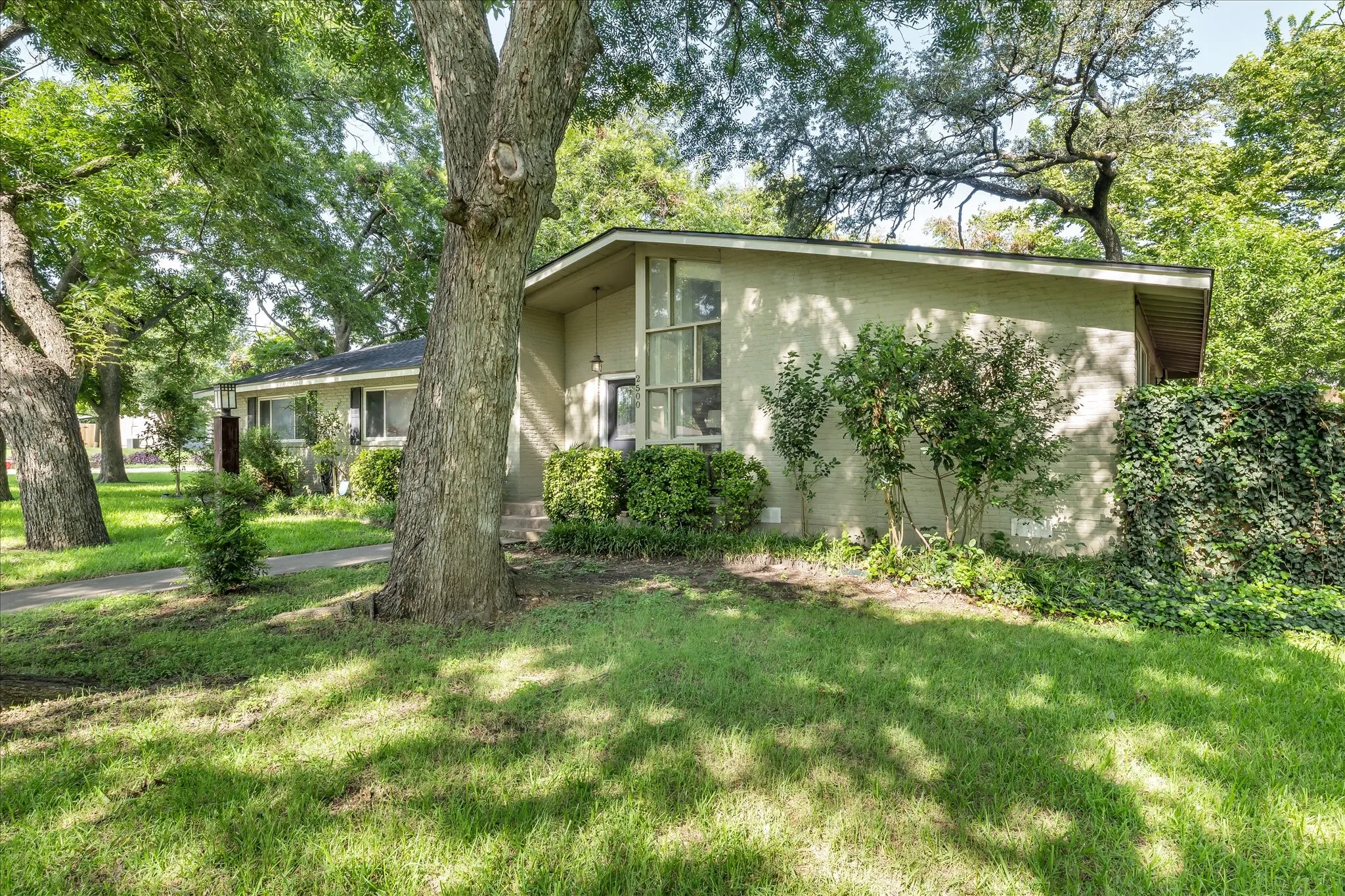 Single Family Residence For Sale in Mc Lennan County , 2500 N 42nd Street, Waco, Texas 76710, 3 Bedroom, 2 Bathroom, Garage spaces, 1,728 Sqft, built in 1956, mls#21306809, Real Estate Agent in Waco, Homes For Sale in Mc Lennan county, Homes For Sale in Waco, Realtor in Waco Texas, Real Estate Brokerage Independent Realty Texas, Luminita Cordes Realtor