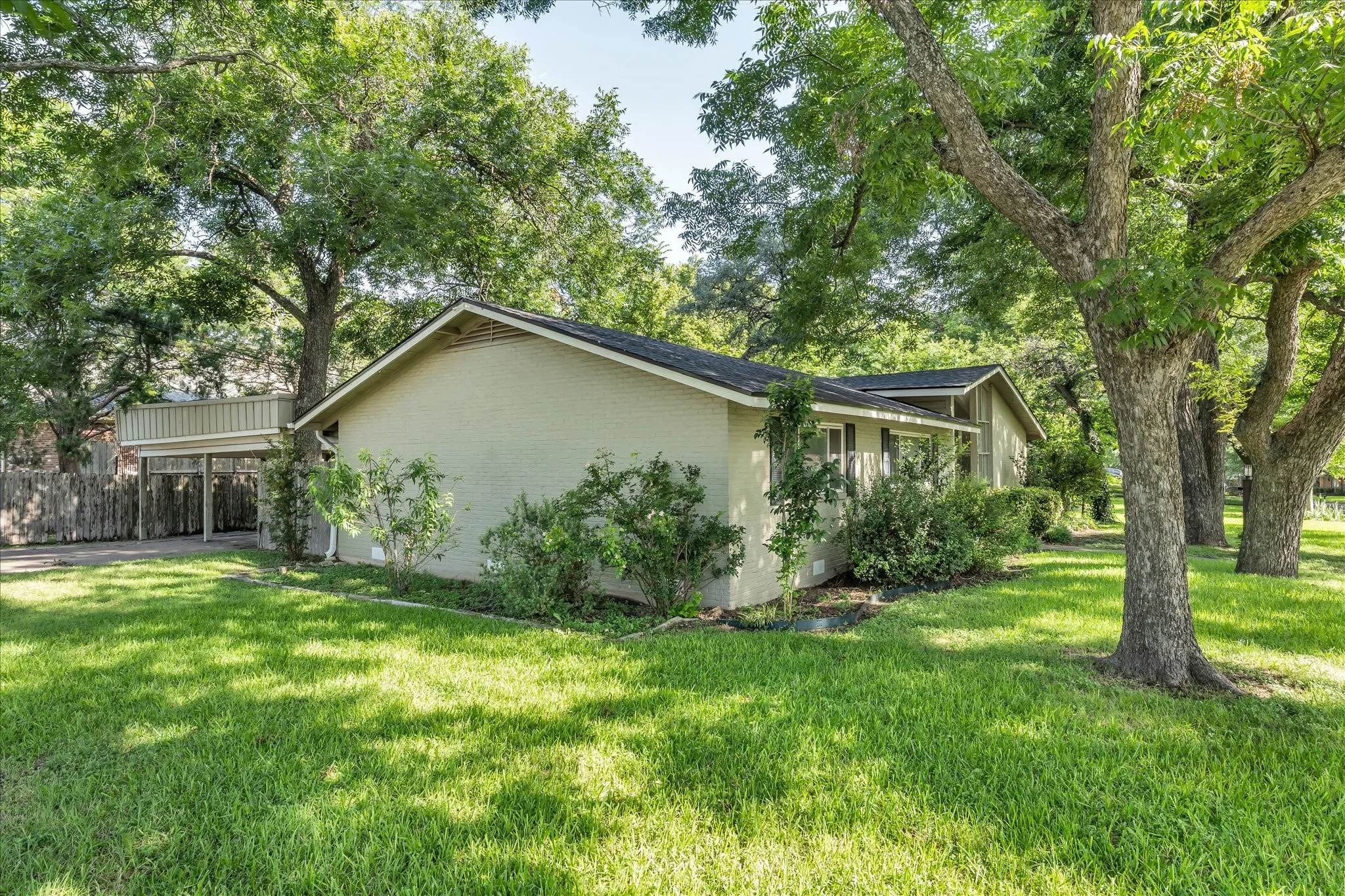 Single Family Residence For Sale in Mc Lennan County , 2500 N 42nd Street, Waco, Texas 76710, 3 Bedroom, 2 Bathroom, Garage spaces, 1,728 Sqft, built in 1956, mls#21306809, Real Estate Agent in Waco, Homes For Sale in Mc Lennan county, Homes For Sale in Waco, Realtor in Waco Texas, Real Estate Brokerage Independent Realty Texas, Luminita Cordes Realtor