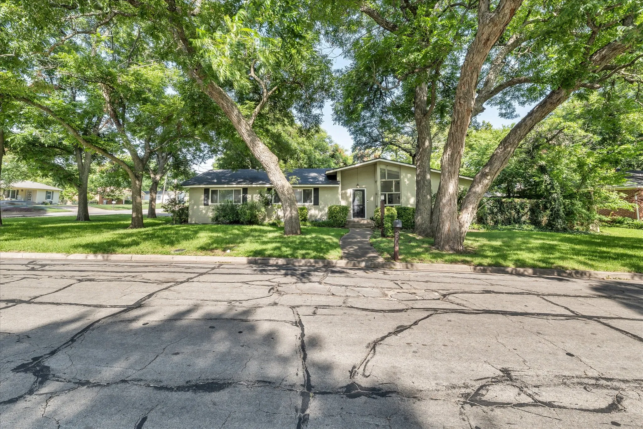 Single Family Residence For Sale in Mc Lennan County , 2500 N 42nd Street, Waco, Texas 76710, 3 Bedroom, 2 Bathroom, Garage spaces, 1,728 Sqft, built in 1956, mls#21306809, Real Estate Agent in Waco, Homes For Sale in Mc Lennan county, Homes For Sale in Waco, Realtor in Waco Texas, Real Estate Brokerage Independent Realty Texas, Luminita Cordes Realtor