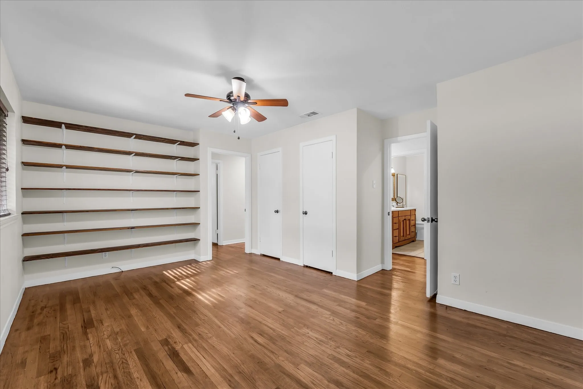 Single Family Residence For Sale in Mc Lennan County , 2500 N 42nd Street, Waco, Texas 76710, 3 Bedroom, 2 Bathroom, Garage spaces, 1,728 Sqft, built in 1956, mls#21306809, Real Estate Agent in Waco, Homes For Sale in Mc Lennan county, Homes For Sale in Waco, Realtor in Waco Texas, Real Estate Brokerage Independent Realty Texas, Luminita Cordes Realtor