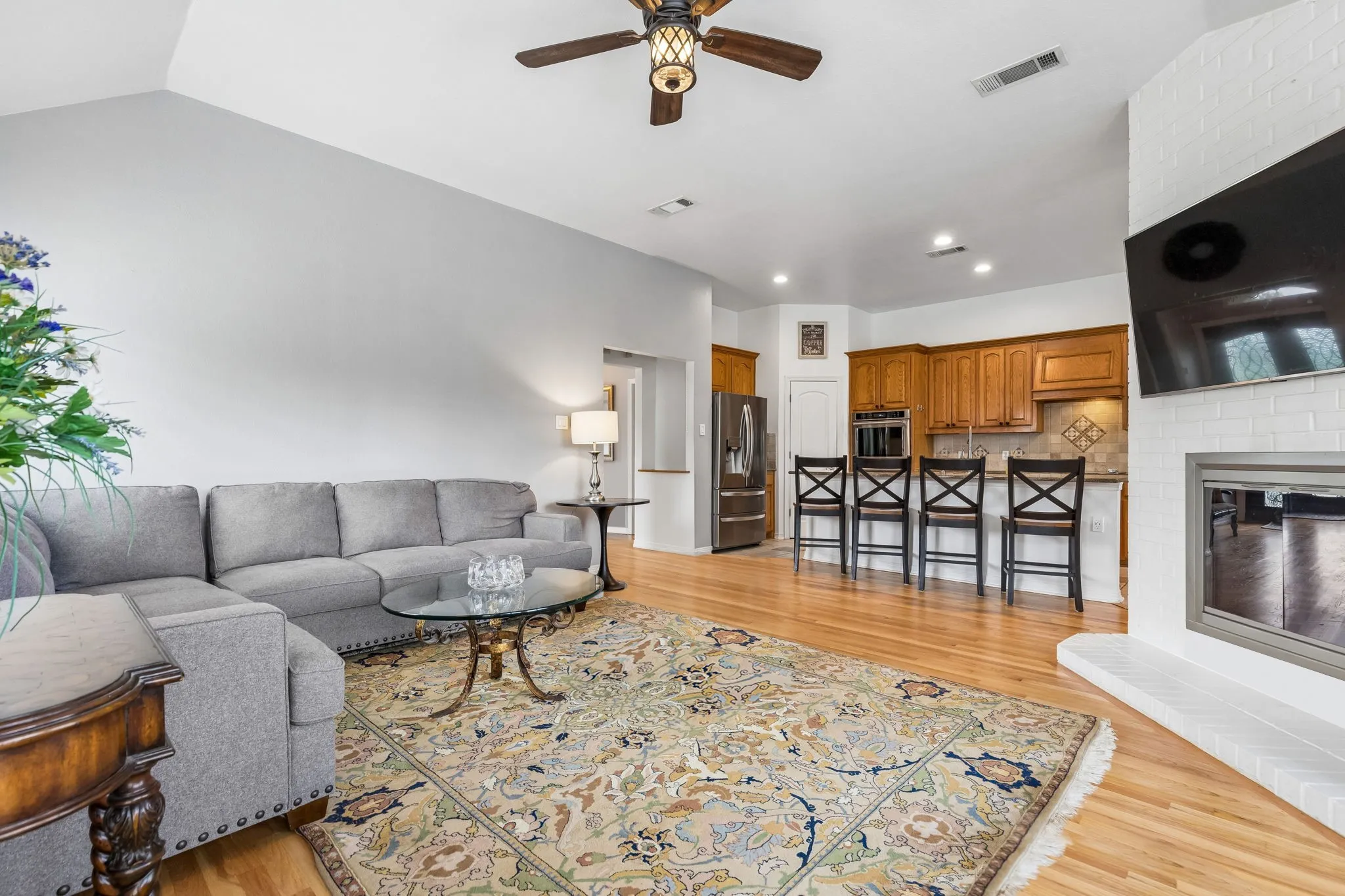 Single Family Residence For Sale in Dallas County , 2855 Sonterra Drive, Cedar Hill, Texas 75104, 4 Bedroom, 2 Bathroom, 2 Garage spaces, 2,162 Sqft, built in 1996, mls#21304608, Real Estate Agent in Cedar Hill, Homes For Sale in Dallas county, Homes For Sale in Cedar Hill, Realtor in Cedar Hill Texas, Real Estate Brokerage Independent Realty Texas, Luminita Cordes Realtor