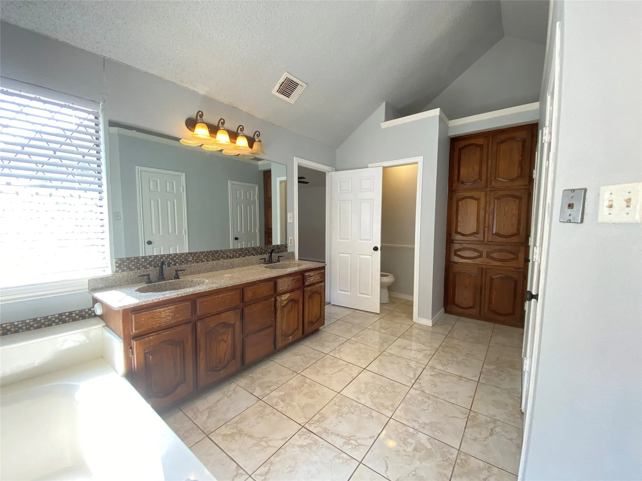 Single Family Residence For Rent in Tarrant County , 4131 Crossgate Court, Arlington, Texas 76016, 3 Bedroom, 2 Bathroom, 2 Garage spaces, 1,845 Sqft, built in 1985, mls#21306696, Real Estate Agent in Arlington, Homes For Rent in Tarrant county, Homes For Rent in Arlington, Realtor in Arlington Texas, Real Estate Brokerage Independent Realty Texas, Luminita Cordes Realtor