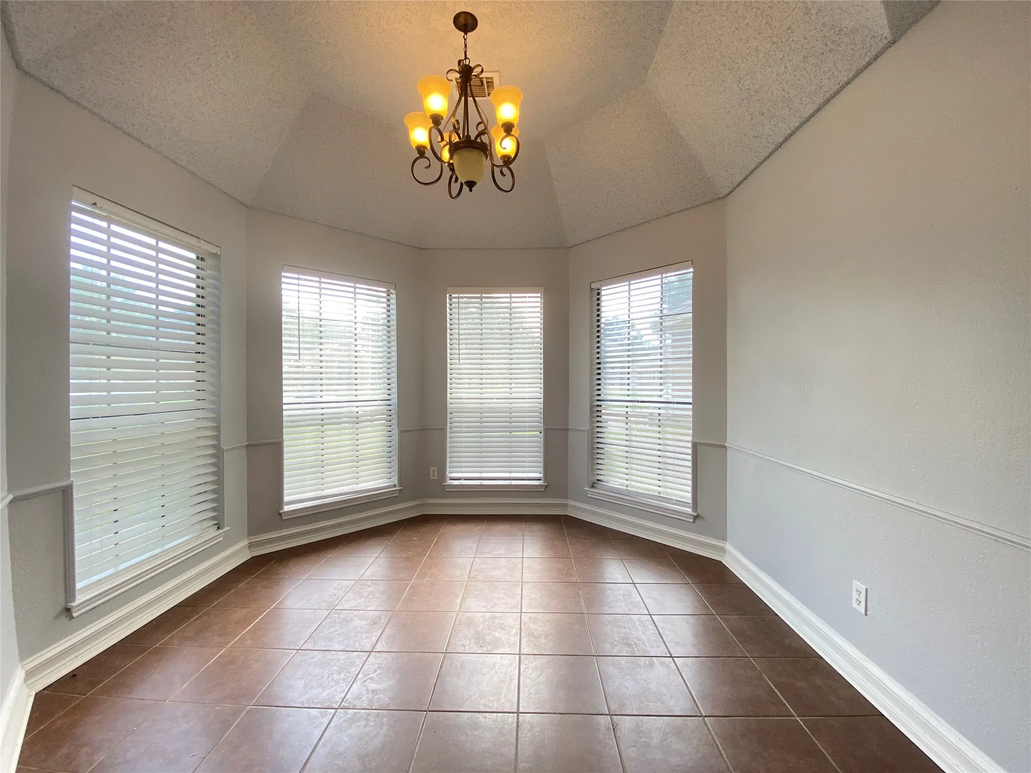 Single Family Residence For Rent in Tarrant County , 4131 Crossgate Court, Arlington, Texas 76016, 3 Bedroom, 2 Bathroom, 2 Garage spaces, 1,845 Sqft, built in 1985, mls#21306696, Real Estate Agent in Arlington, Homes For Rent in Tarrant county, Homes For Rent in Arlington, Realtor in Arlington Texas, Real Estate Brokerage Independent Realty Texas, Luminita Cordes Realtor