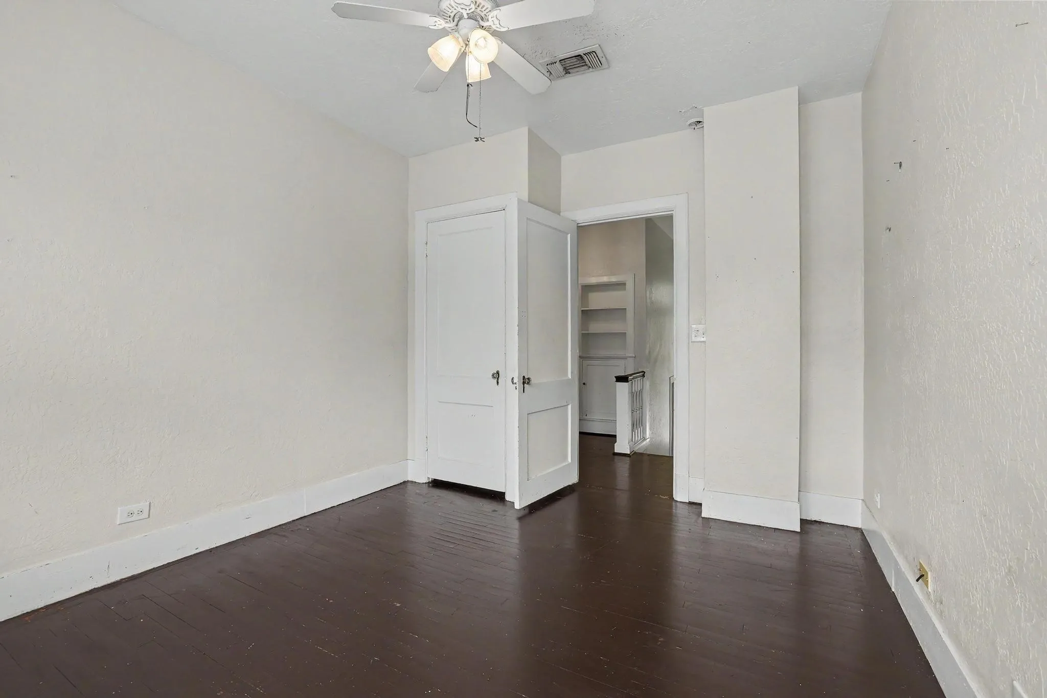 Single Family Residence For Sale in Grayson County , 1100 W Morton Street, Denison, Texas 75020, 3 Bedroom, 3 Bathroom, 2 Garage spaces, 2,276 Sqft, built in 1928, mls#21307146, Real Estate Agent in Denison, Homes For Sale in Grayson county, Homes For Sale in Denison, Realtor in Denison Texas, Real Estate Brokerage Independent Realty Texas, Luminita Cordes Realtor