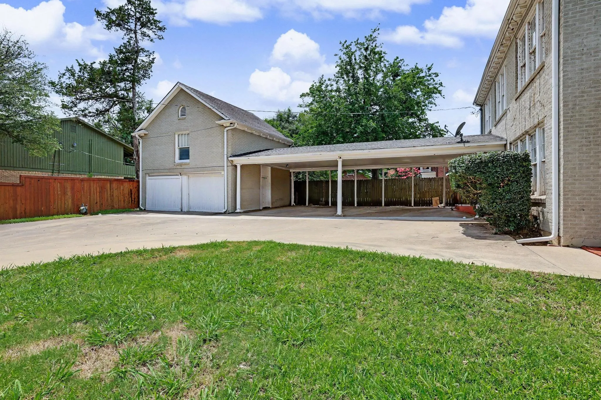 Single Family Residence For Sale in Grayson County , 1100 W Morton Street, Denison, Texas 75020, 3 Bedroom, 3 Bathroom, 2 Garage spaces, 2,276 Sqft, built in 1928, mls#21307146, Real Estate Agent in Denison, Homes For Sale in Grayson county, Homes For Sale in Denison, Realtor in Denison Texas, Real Estate Brokerage Independent Realty Texas, Luminita Cordes Realtor
