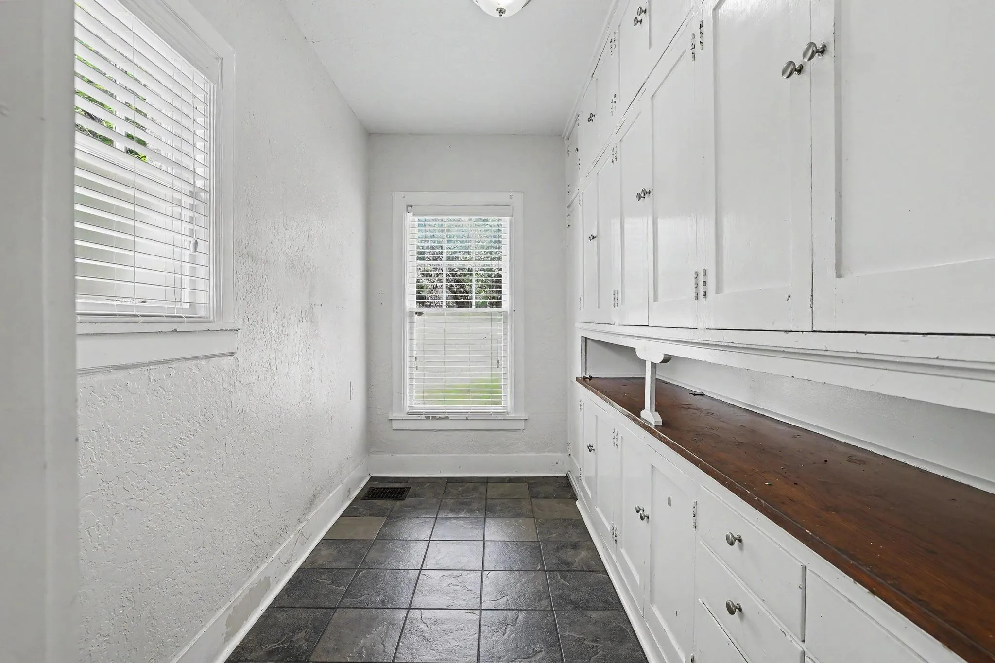 Single Family Residence For Sale in Grayson County , 1100 W Morton Street, Denison, Texas 75020, 3 Bedroom, 3 Bathroom, 2 Garage spaces, 2,276 Sqft, built in 1928, mls#21307146, Real Estate Agent in Denison, Homes For Sale in Grayson county, Homes For Sale in Denison, Realtor in Denison Texas, Real Estate Brokerage Independent Realty Texas, Luminita Cordes Realtor