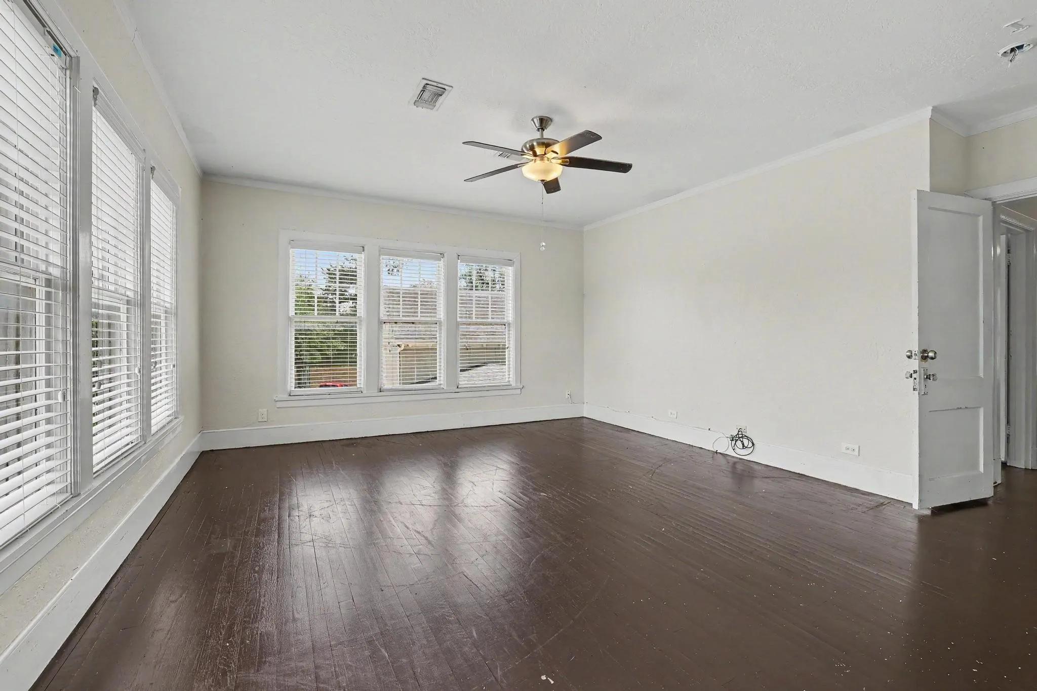Single Family Residence For Sale in Grayson County , 1100 W Morton Street, Denison, Texas 75020, 3 Bedroom, 3 Bathroom, 2 Garage spaces, 2,276 Sqft, built in 1928, mls#21307146, Real Estate Agent in Denison, Homes For Sale in Grayson county, Homes For Sale in Denison, Realtor in Denison Texas, Real Estate Brokerage Independent Realty Texas, Luminita Cordes Realtor