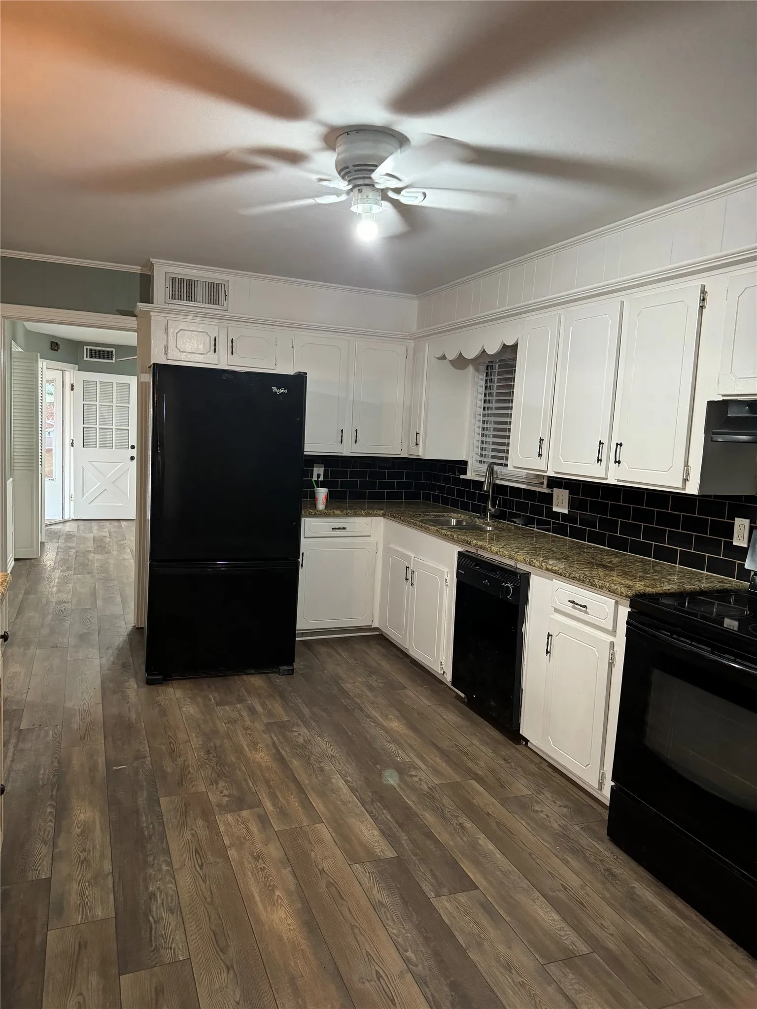 Single Family Residence For Rent in Ellis County , 1406 Country Club Road, Ennis, Texas 75119, 3 Bedroom, 2 Bathroom, Garage spaces, 1,953 Sqft, built in 1956, mls#21295569, Real Estate Agent in Ennis, Homes For Rent in Ellis county, Homes For Rent in Ennis, Realtor in Ennis Texas, Real Estate Brokerage Independent Realty Texas, Luminita Cordes Realtor