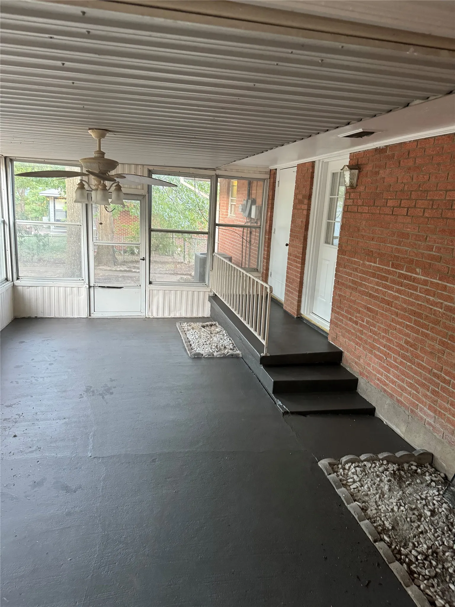 Single Family Residence For Rent in Ellis County , 1406 Country Club Road, Ennis, Texas 75119, 3 Bedroom, 2 Bathroom, Garage spaces, 1,953 Sqft, built in 1956, mls#21295569, Real Estate Agent in Ennis, Homes For Rent in Ellis county, Homes For Rent in Ennis, Realtor in Ennis Texas, Real Estate Brokerage Independent Realty Texas, Luminita Cordes Realtor