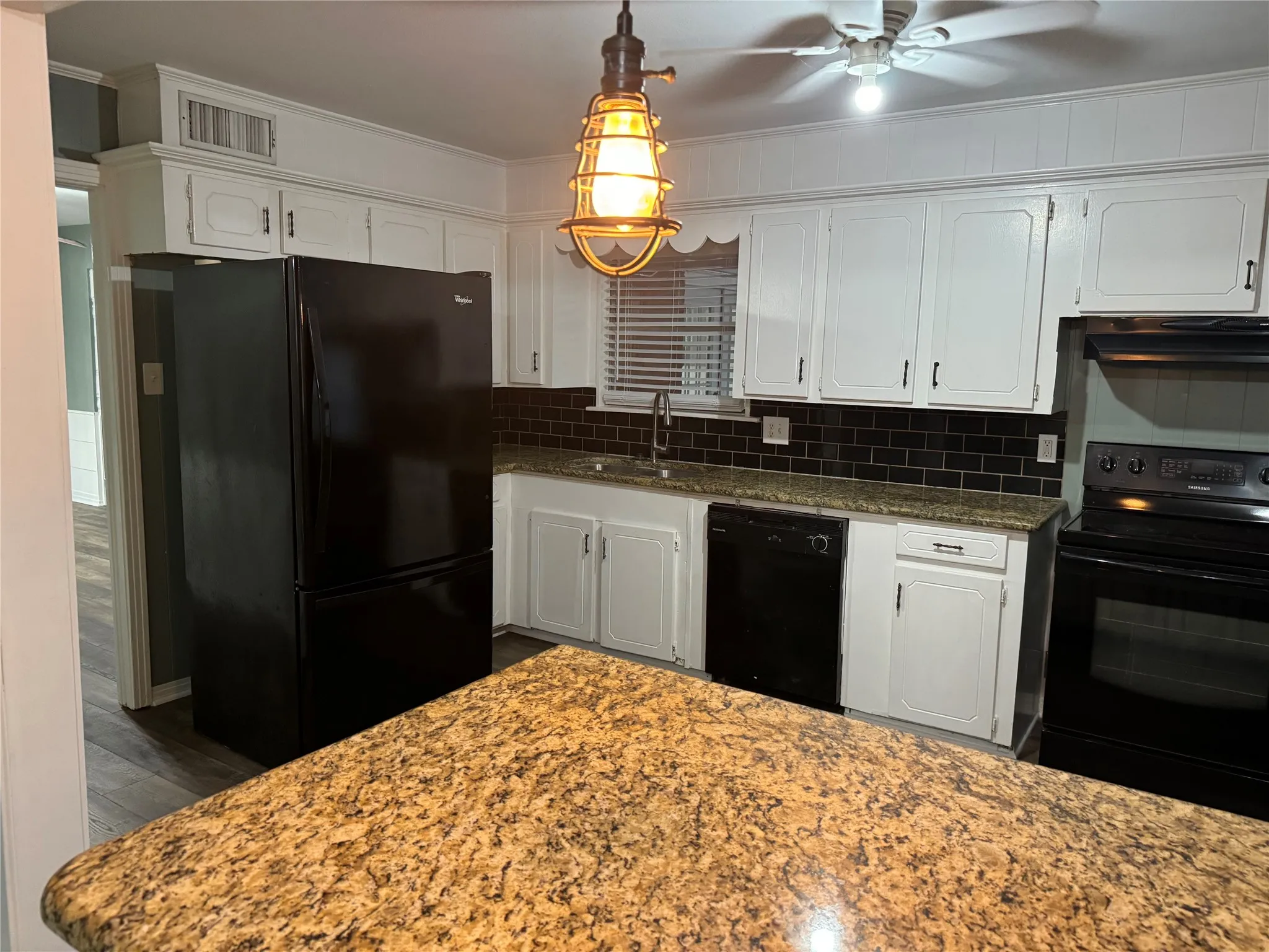 Single Family Residence For Rent in Ellis County , 1406 Country Club Road, Ennis, Texas 75119, 3 Bedroom, 2 Bathroom, Garage spaces, 1,953 Sqft, built in 1956, mls#21295569, Real Estate Agent in Ennis, Homes For Rent in Ellis county, Homes For Rent in Ennis, Realtor in Ennis Texas, Real Estate Brokerage Independent Realty Texas, Luminita Cordes Realtor