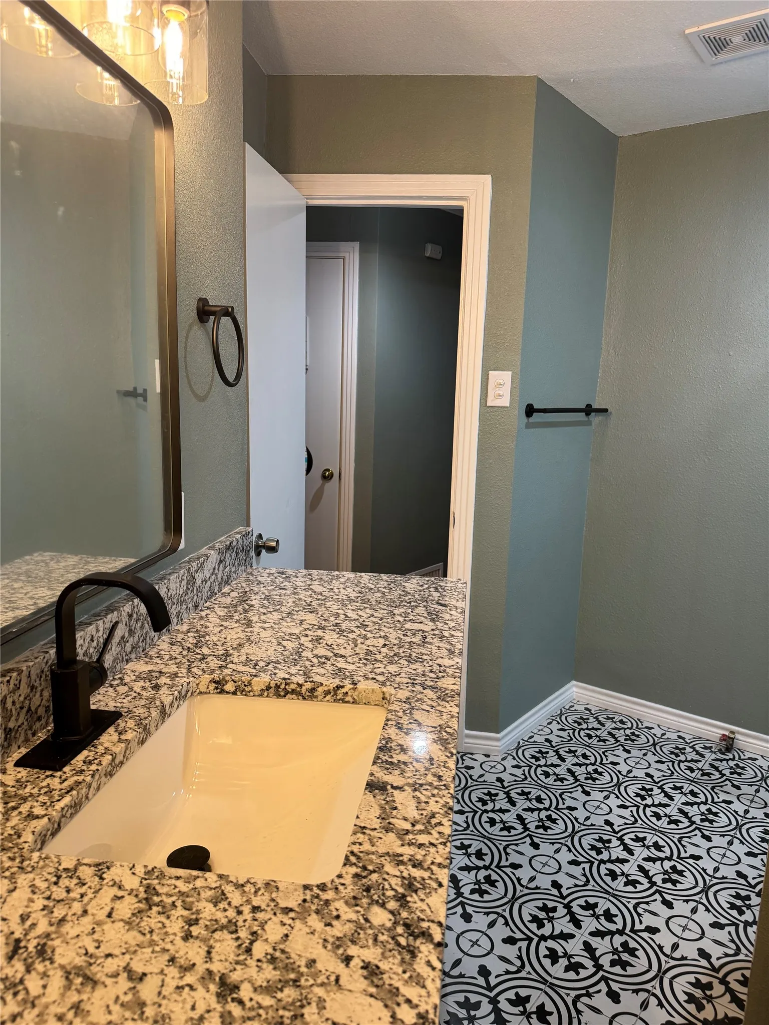 Single Family Residence For Rent in Ellis County , 1406 Country Club Road, Ennis, Texas 75119, 3 Bedroom, 2 Bathroom, Garage spaces, 1,953 Sqft, built in 1956, mls#21295569, Real Estate Agent in Ennis, Homes For Rent in Ellis county, Homes For Rent in Ennis, Realtor in Ennis Texas, Real Estate Brokerage Independent Realty Texas, Luminita Cordes Realtor