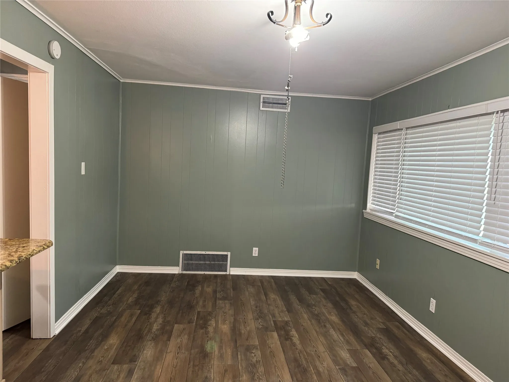 Single Family Residence For Rent in Ellis County , 1406 Country Club Road, Ennis, Texas 75119, 3 Bedroom, 2 Bathroom, Garage spaces, 1,953 Sqft, built in 1956, mls#21295569, Real Estate Agent in Ennis, Homes For Rent in Ellis county, Homes For Rent in Ennis, Realtor in Ennis Texas, Real Estate Brokerage Independent Realty Texas, Luminita Cordes Realtor