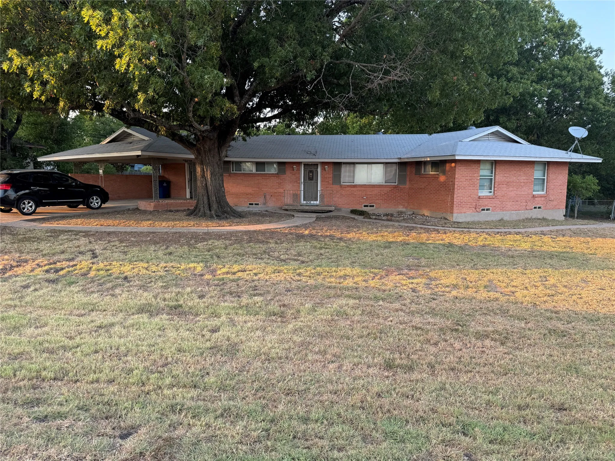 Single Family Residence For Rent in Ellis County , 1406 Country Club Road, Ennis, Texas 75119, 3 Bedroom, 2 Bathroom, Garage spaces, 1,953 Sqft, built in 1956, mls#21295569, Real Estate Agent in Ennis, Homes For Rent in Ellis county, Homes For Rent in Ennis, Realtor in Ennis Texas, Real Estate Brokerage Independent Realty Texas, Luminita Cordes Realtor