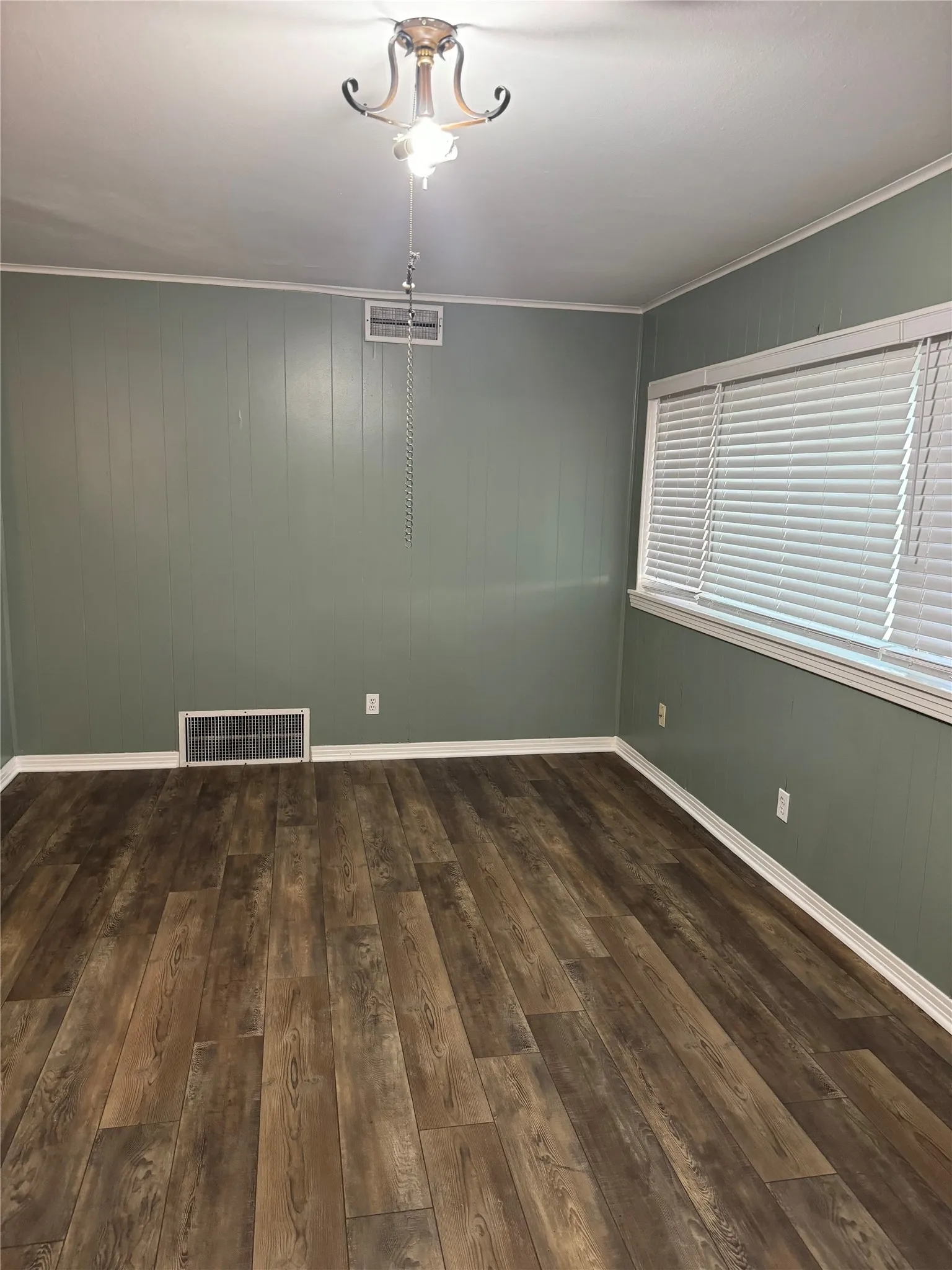 Single Family Residence For Rent in Ellis County , 1406 Country Club Road, Ennis, Texas 75119, 3 Bedroom, 2 Bathroom, Garage spaces, 1,953 Sqft, built in 1956, mls#21295569, Real Estate Agent in Ennis, Homes For Rent in Ellis county, Homes For Rent in Ennis, Realtor in Ennis Texas, Real Estate Brokerage Independent Realty Texas, Luminita Cordes Realtor
