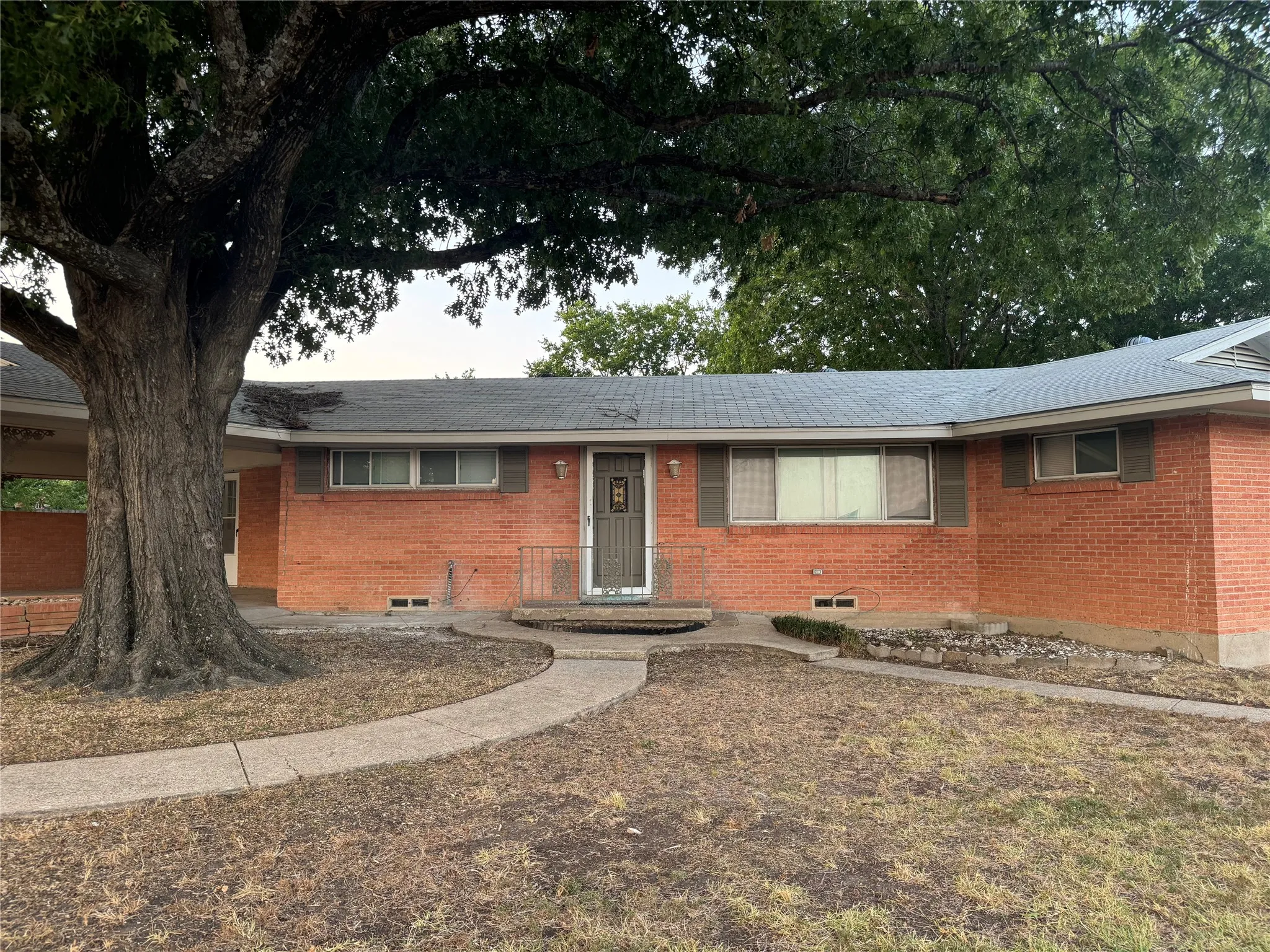 Single Family Residence For Rent in Ellis County , 1406 Country Club Road, Ennis, Texas 75119, 3 Bedroom, 2 Bathroom, Garage spaces, 1,953 Sqft, built in 1956, mls#21295569, Real Estate Agent in Ennis, Homes For Rent in Ellis county, Homes For Rent in Ennis, Realtor in Ennis Texas, Real Estate Brokerage Independent Realty Texas, Luminita Cordes Realtor