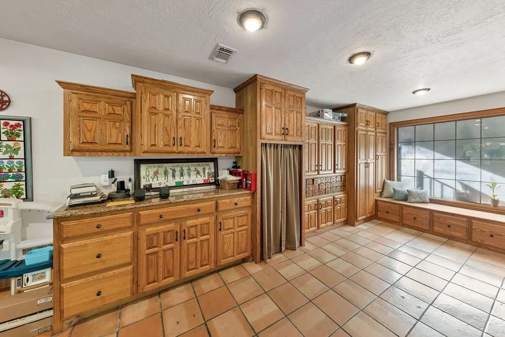 Single Family Residence For Sale in Wood County , 612 W Coke Road, Winnsboro, Texas 75494, 3 Bedroom, 3 Bathroom, Garage spaces, 2,938 Sqft, built in 1980, mls#21306466, Real Estate Agent in Winnsboro, Homes For Sale in Wood county, Homes For Sale in Winnsboro, Realtor in Winnsboro Texas, Real Estate Brokerage Independent Realty Texas, Luminita Cordes Realtor