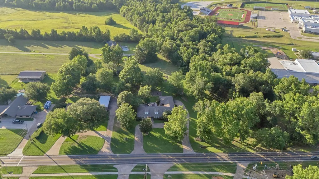 Single Family Residence For Sale in Wood County , 612 W Coke Road, Winnsboro, Texas 75494, 3 Bedroom, 3 Bathroom, Garage spaces, 2,938 Sqft, built in 1980, mls#21306466, Real Estate Agent in Winnsboro, Homes For Sale in Wood county, Homes For Sale in Winnsboro, Realtor in Winnsboro Texas, Real Estate Brokerage Independent Realty Texas, Luminita Cordes Realtor