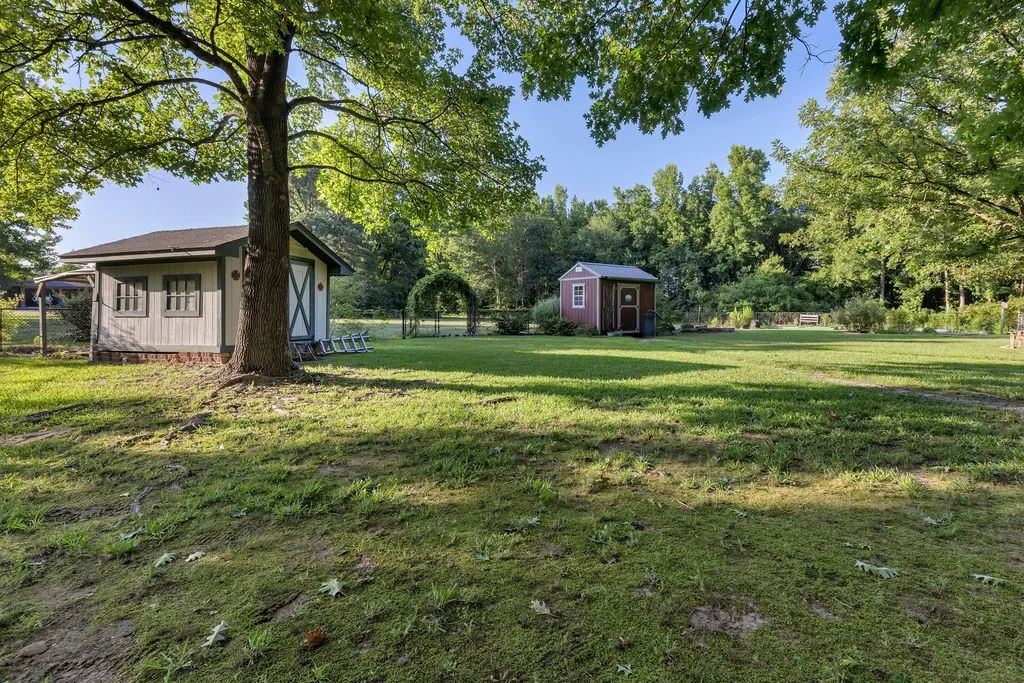 Single Family Residence For Sale in Wood County , 612 W Coke Road, Winnsboro, Texas 75494, 3 Bedroom, 3 Bathroom, Garage spaces, 2,938 Sqft, built in 1980, mls#21306466, Real Estate Agent in Winnsboro, Homes For Sale in Wood county, Homes For Sale in Winnsboro, Realtor in Winnsboro Texas, Real Estate Brokerage Independent Realty Texas, Luminita Cordes Realtor