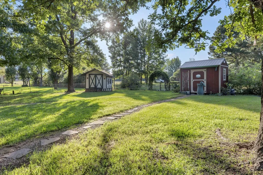 Single Family Residence For Sale in Wood County , 612 W Coke Road, Winnsboro, Texas 75494, 3 Bedroom, 3 Bathroom, Garage spaces, 2,938 Sqft, built in 1980, mls#21306466, Real Estate Agent in Winnsboro, Homes For Sale in Wood county, Homes For Sale in Winnsboro, Realtor in Winnsboro Texas, Real Estate Brokerage Independent Realty Texas, Luminita Cordes Realtor