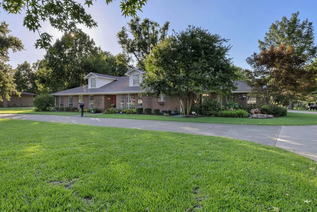 Single Family Residence For Sale in Wood County , 612 W Coke Road, Winnsboro, Texas 75494, 3 Bedroom, 3 Bathroom, Garage spaces, 2,938 Sqft, built in 1980, mls#21306466, Real Estate Agent in Winnsboro, Homes For Sale in Wood county, Homes For Sale in Winnsboro, Realtor in Winnsboro Texas, Real Estate Brokerage Independent Realty Texas, Luminita Cordes Realtor