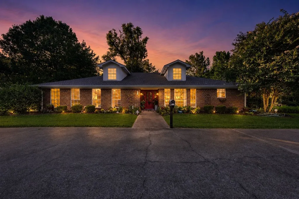 Single Family Residence For Sale in Wood County , 612 W Coke Road, Winnsboro, Texas 75494, 3 Bedroom, 3 Bathroom, Garage spaces, 2,938 Sqft, built in 1980, mls#21306466, Real Estate Agent in Winnsboro, Homes For Sale in Wood county, Homes For Sale in Winnsboro, Realtor in Winnsboro Texas, Real Estate Brokerage Independent Realty Texas, Luminita Cordes Realtor