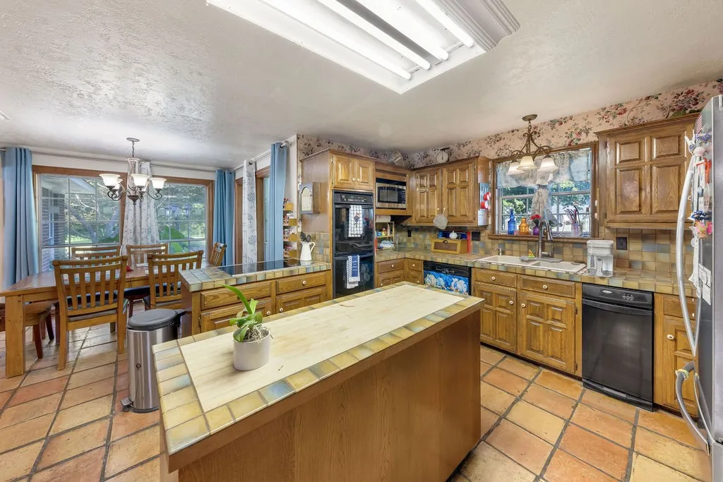 Single Family Residence For Sale in Wood County , 612 W Coke Road, Winnsboro, Texas 75494, 3 Bedroom, 3 Bathroom, Garage spaces, 2,938 Sqft, built in 1980, mls#21306466, Real Estate Agent in Winnsboro, Homes For Sale in Wood county, Homes For Sale in Winnsboro, Realtor in Winnsboro Texas, Real Estate Brokerage Independent Realty Texas, Luminita Cordes Realtor