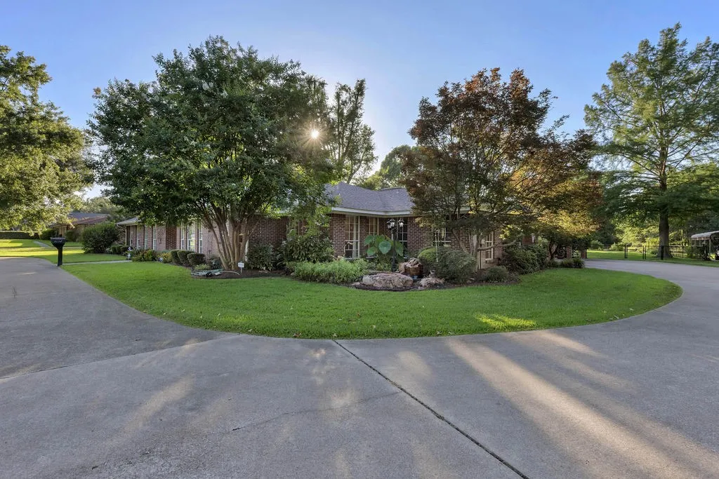 Single Family Residence For Sale in Wood County , 612 W Coke Road, Winnsboro, Texas 75494, 3 Bedroom, 3 Bathroom, Garage spaces, 2,938 Sqft, built in 1980, mls#21306466, Real Estate Agent in Winnsboro, Homes For Sale in Wood county, Homes For Sale in Winnsboro, Realtor in Winnsboro Texas, Real Estate Brokerage Independent Realty Texas, Luminita Cordes Realtor