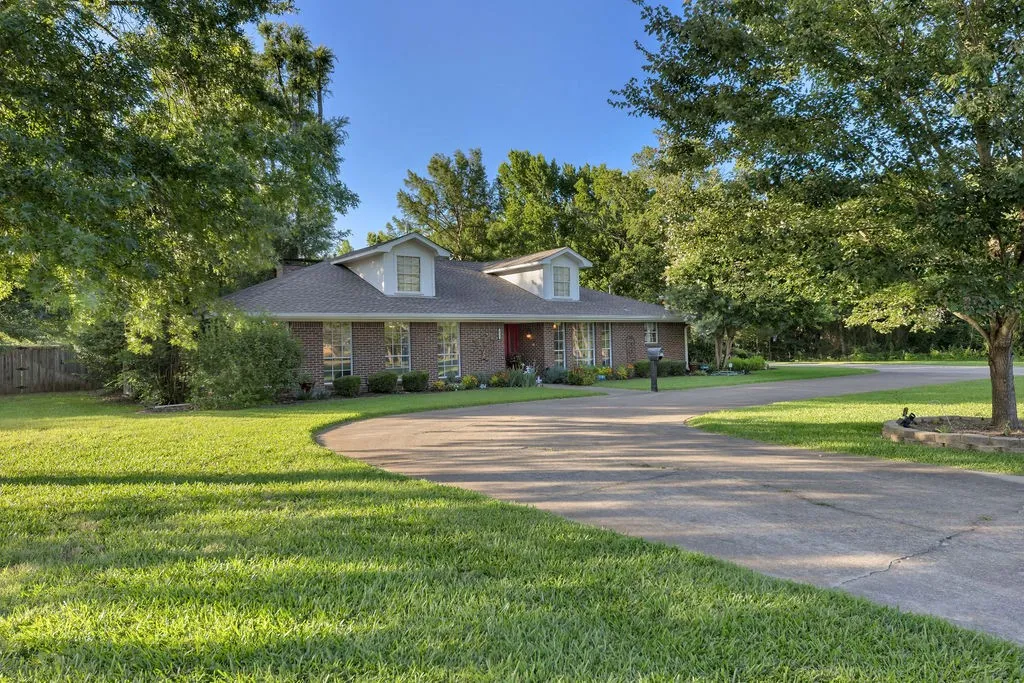 Single Family Residence For Sale in Wood County , 612 W Coke Road, Winnsboro, Texas 75494, 3 Bedroom, 3 Bathroom, Garage spaces, 2,938 Sqft, built in 1980, mls#21306466, Real Estate Agent in Winnsboro, Homes For Sale in Wood county, Homes For Sale in Winnsboro, Realtor in Winnsboro Texas, Real Estate Brokerage Independent Realty Texas, Luminita Cordes Realtor