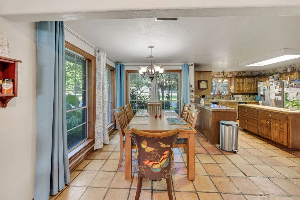 Single Family Residence For Sale in Wood County , 612 W Coke Road, Winnsboro, Texas 75494, 3 Bedroom, 3 Bathroom, Garage spaces, 2,938 Sqft, built in 1980, mls#21306466, Real Estate Agent in Winnsboro, Homes For Sale in Wood county, Homes For Sale in Winnsboro, Realtor in Winnsboro Texas, Real Estate Brokerage Independent Realty Texas, Luminita Cordes Realtor