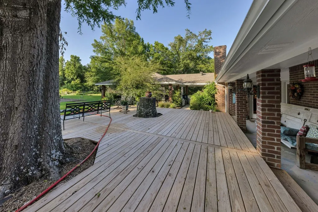 Single Family Residence For Sale in Wood County , 612 W Coke Road, Winnsboro, Texas 75494, 3 Bedroom, 3 Bathroom, Garage spaces, 2,938 Sqft, built in 1980, mls#21306466, Real Estate Agent in Winnsboro, Homes For Sale in Wood county, Homes For Sale in Winnsboro, Realtor in Winnsboro Texas, Real Estate Brokerage Independent Realty Texas, Luminita Cordes Realtor